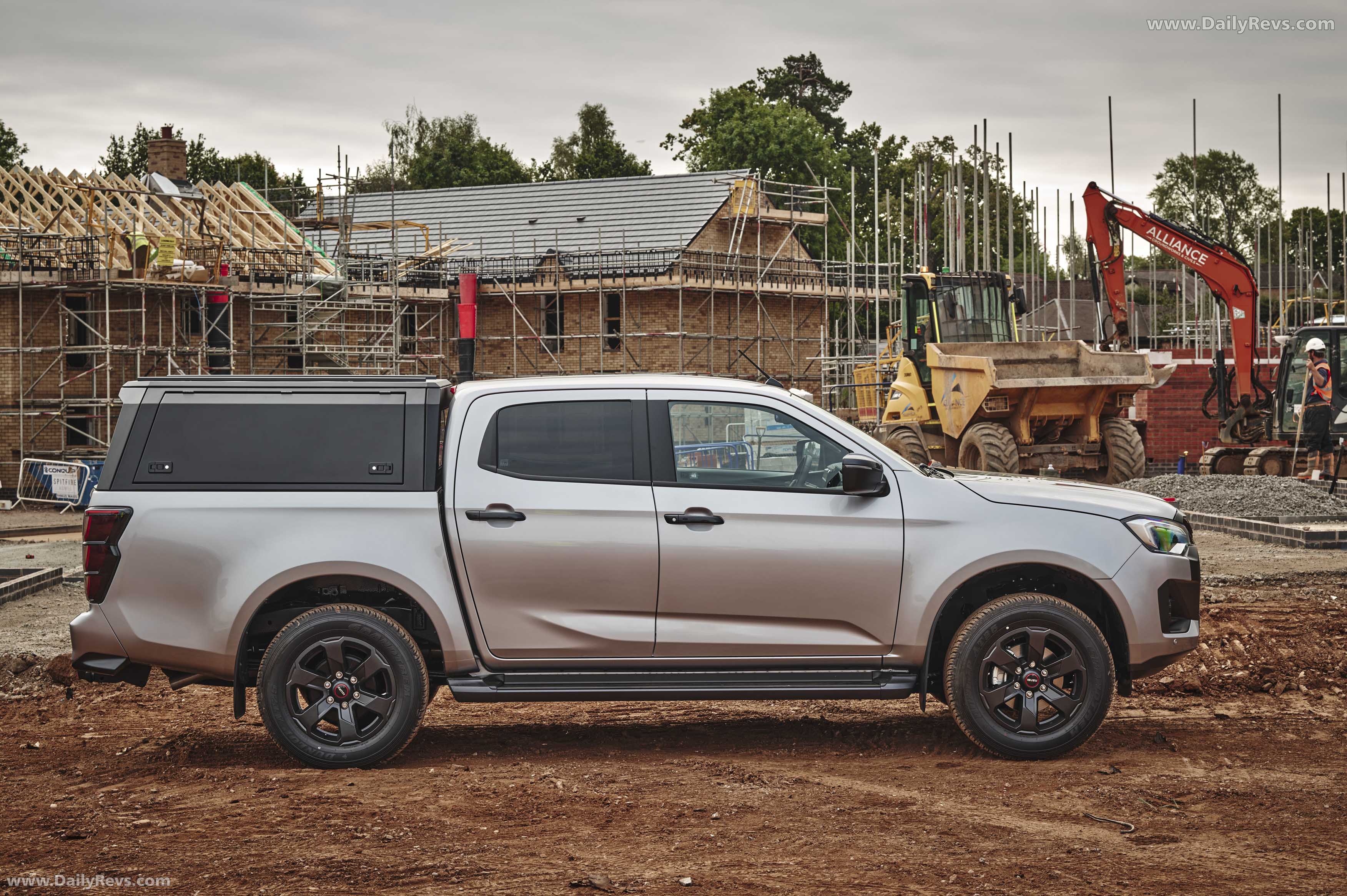 2026 Isuzu D-Max V-Cross Commercial Side View
