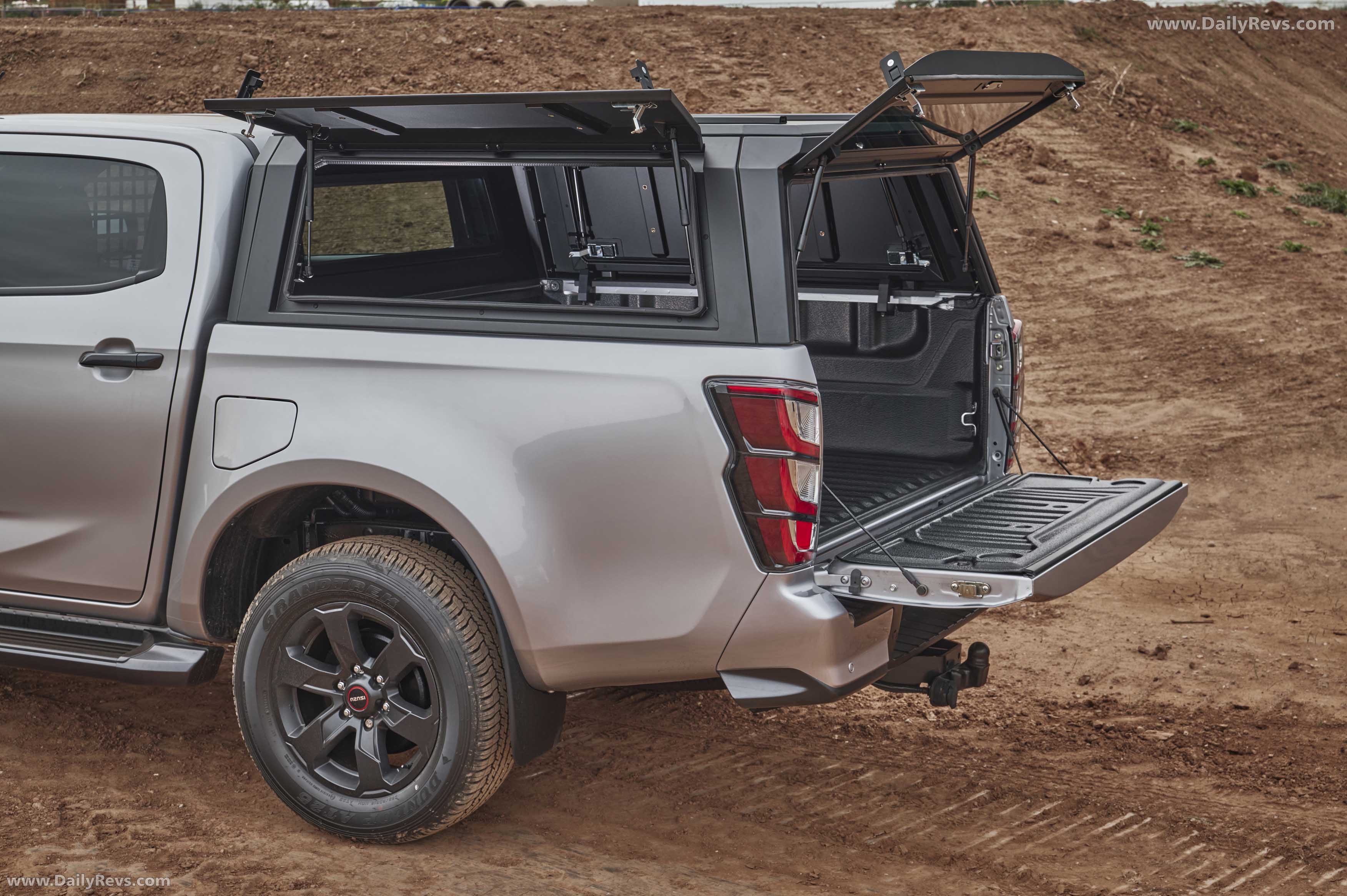 2026 Isuzu D-Max V-Cross Commercial Exterior