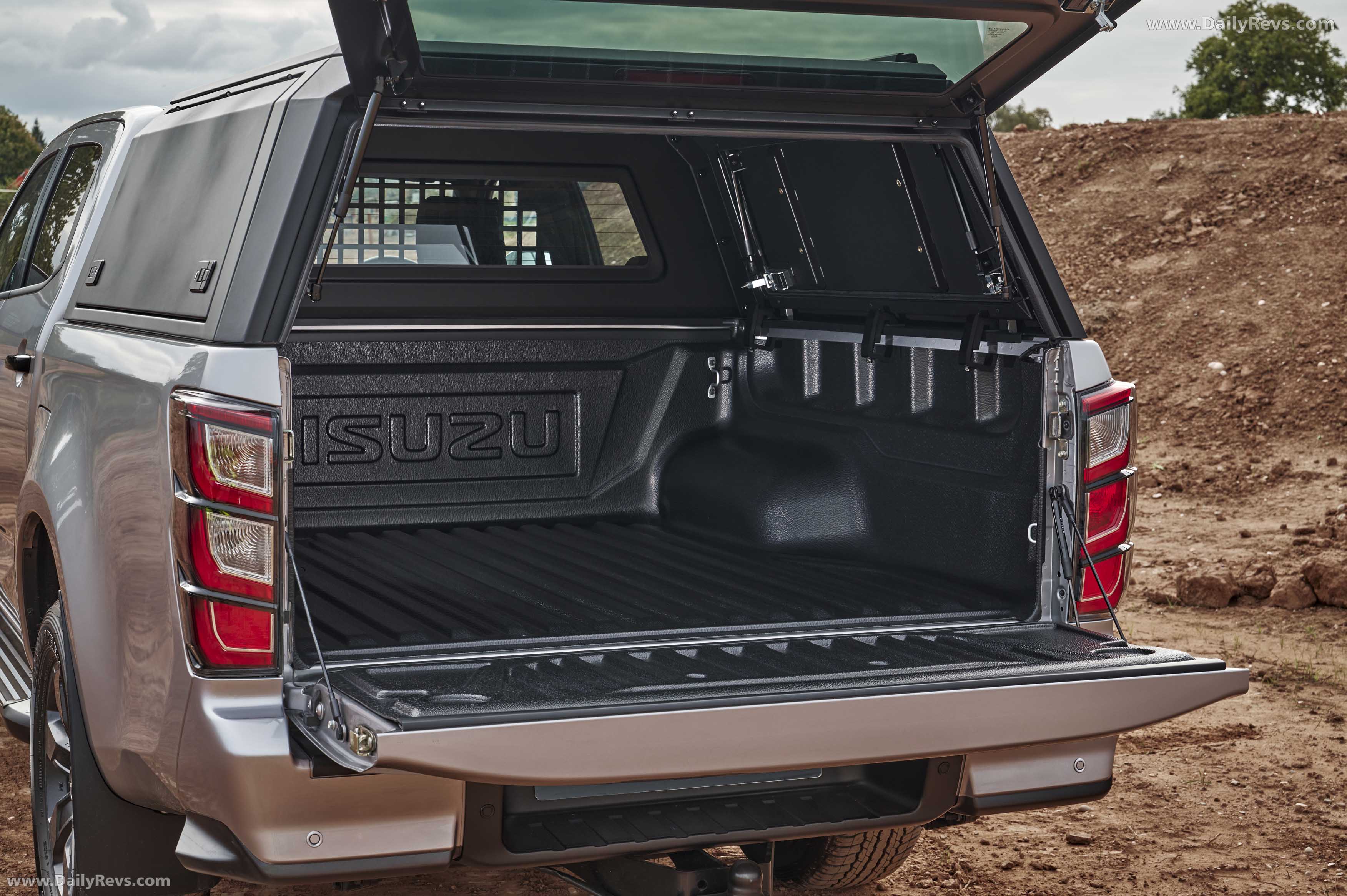 2026 Isuzu D-Max V-Cross Commercial Interior