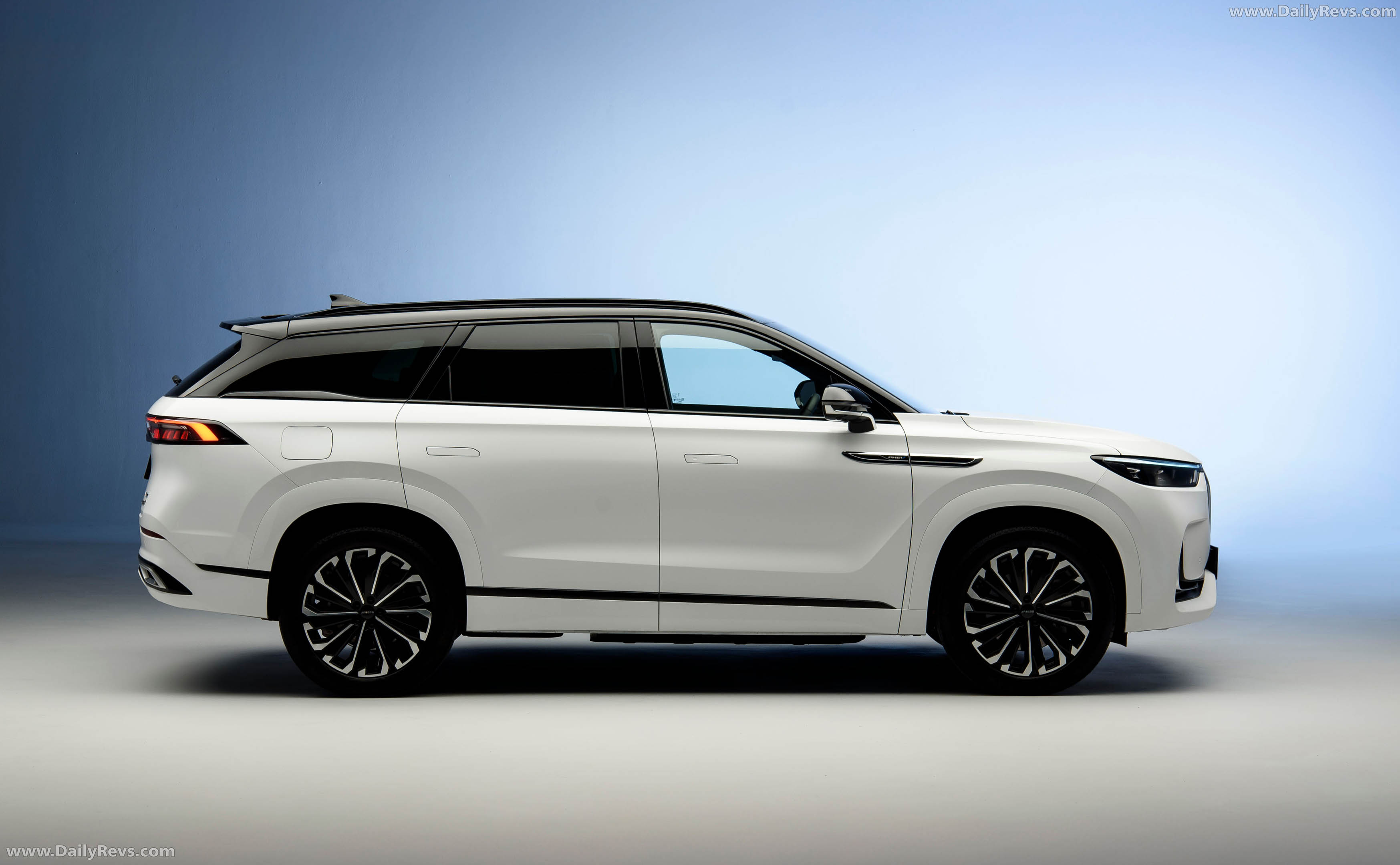2026 Jaecoo 8 SHS-P Executive Side View