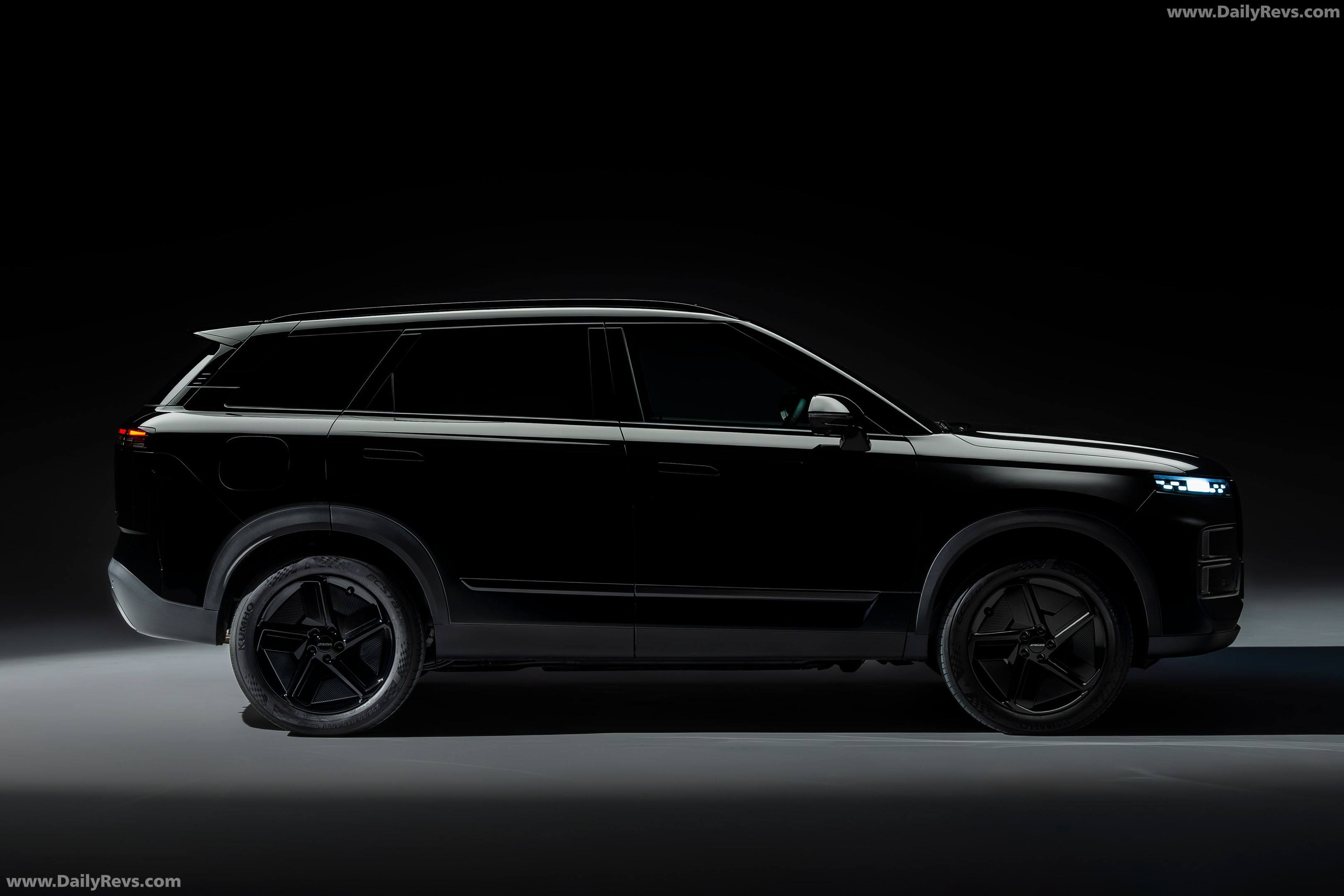 2026 Jaecoo 7 SHS-P Black Luxury Side View