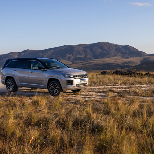 2026 Jeep Commander Overland Front View