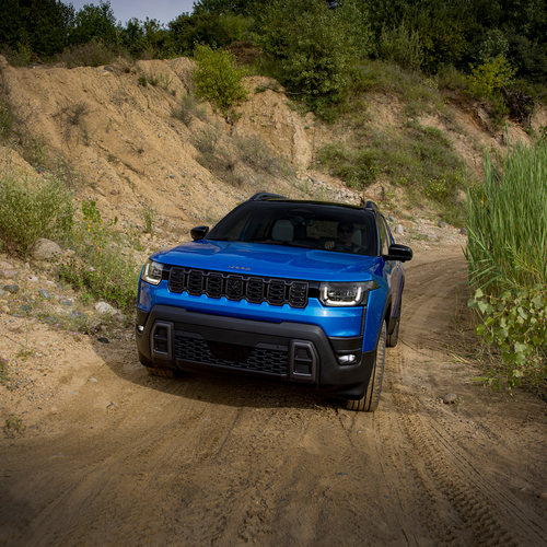 2025 Jeep Cherokee Overland Front View