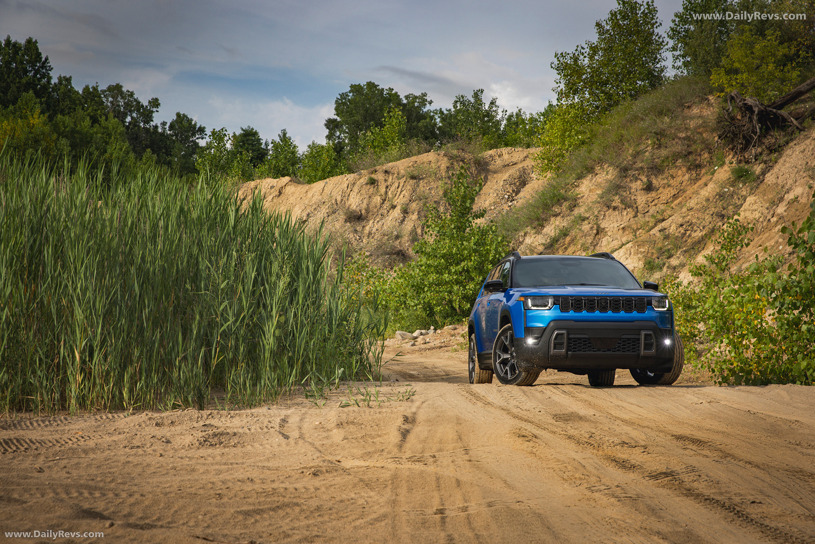 2025 Jeep Cherokee Overland Front View
