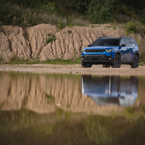 2025 Jeep Cherokee Overland Front View