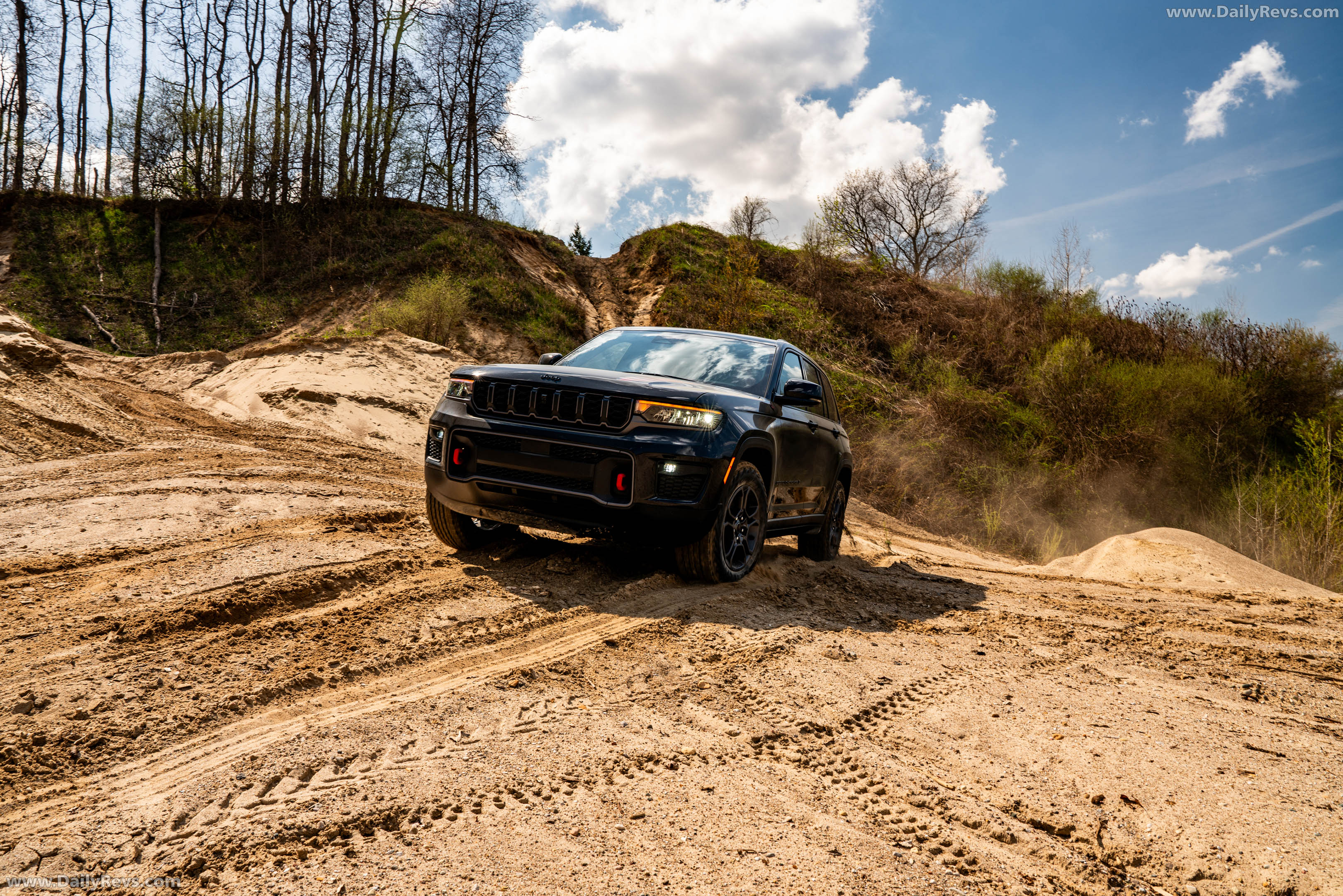 2027 Jeep Grand Cherokee Trailhawk Front View