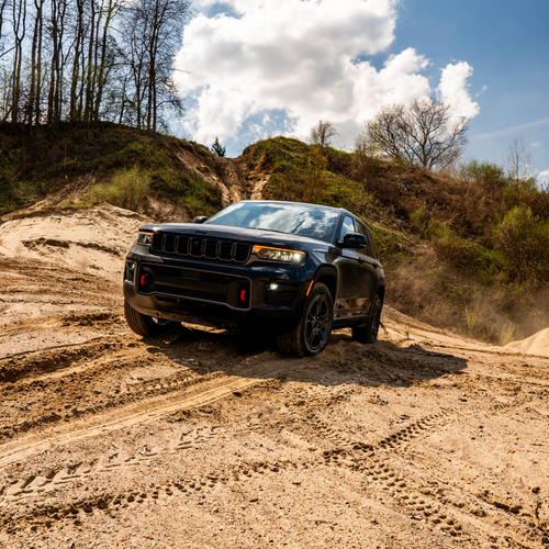 2027 Jeep Grand Cherokee Trailhawk Front View