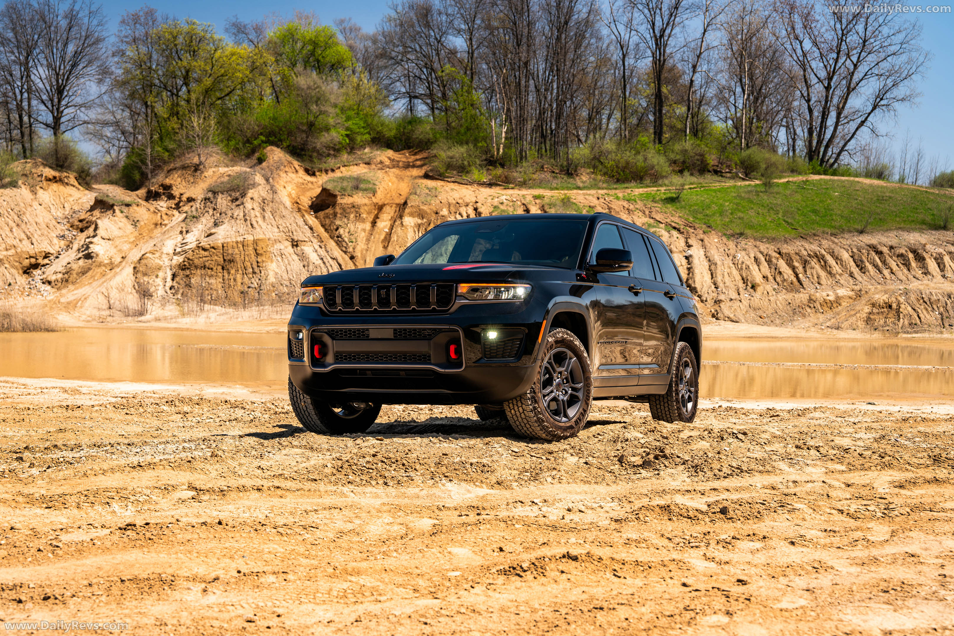 2027 Jeep Grand Cherokee Trailhawk Front View