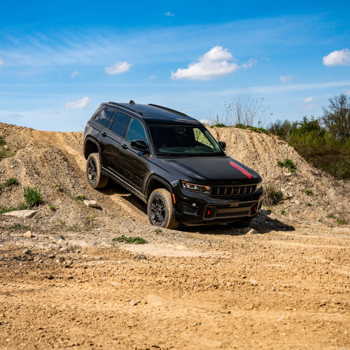 2027 Jeep Grand Cherokee Trailhawk Front View