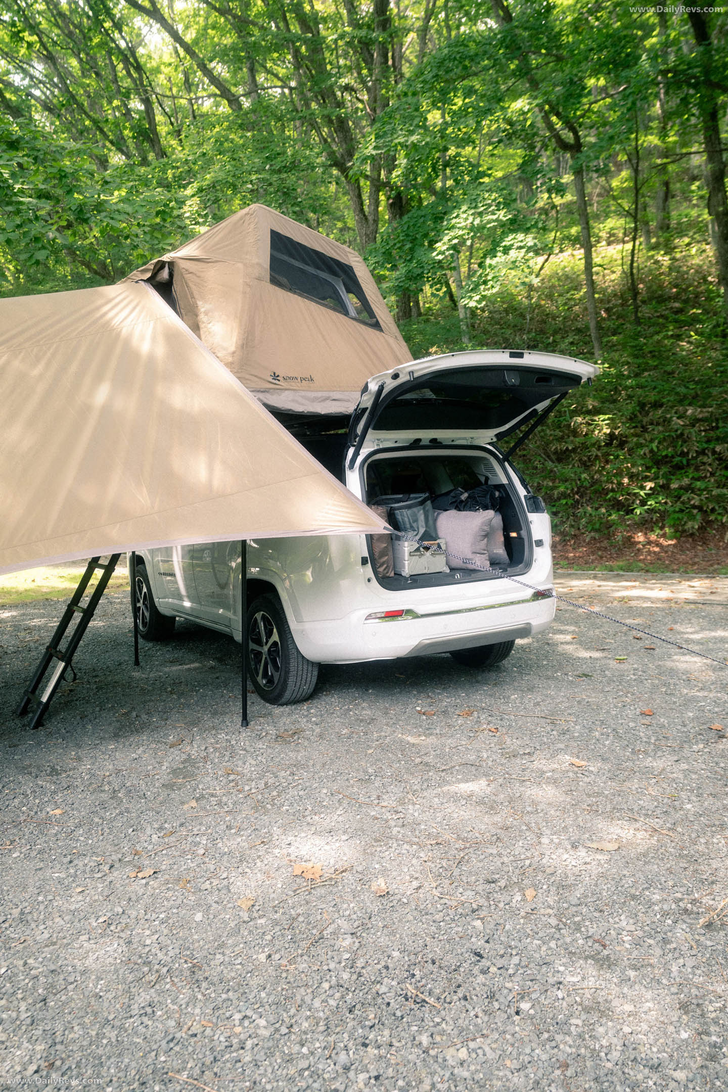 2027 Jeep Commander Overland Field Style Edition Rear View
