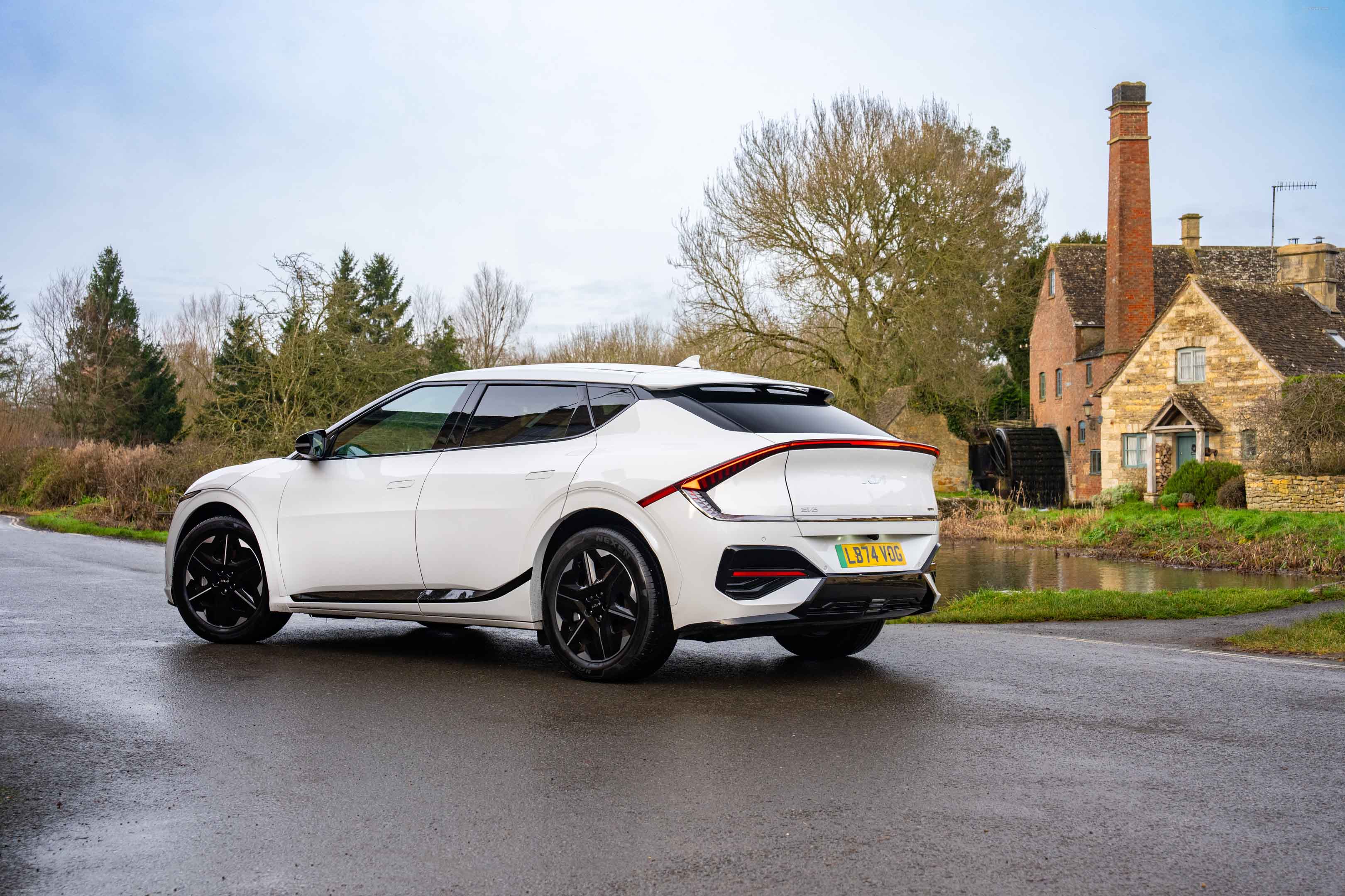 2025 Kia EV6 GT Line White Pearl Stunning HD Photos Videos Specs 