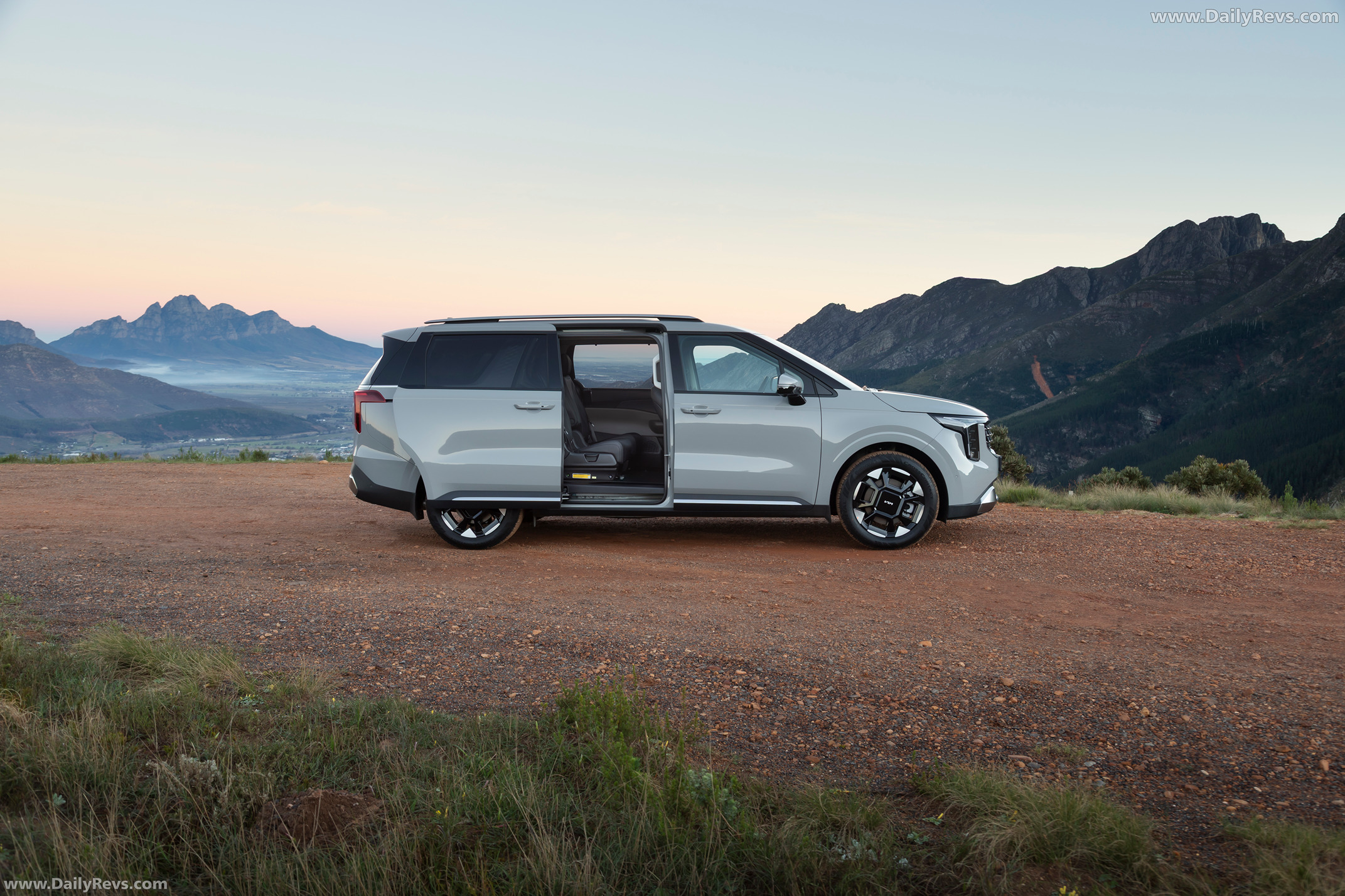 2025 Kia Carnival South African Version Side View