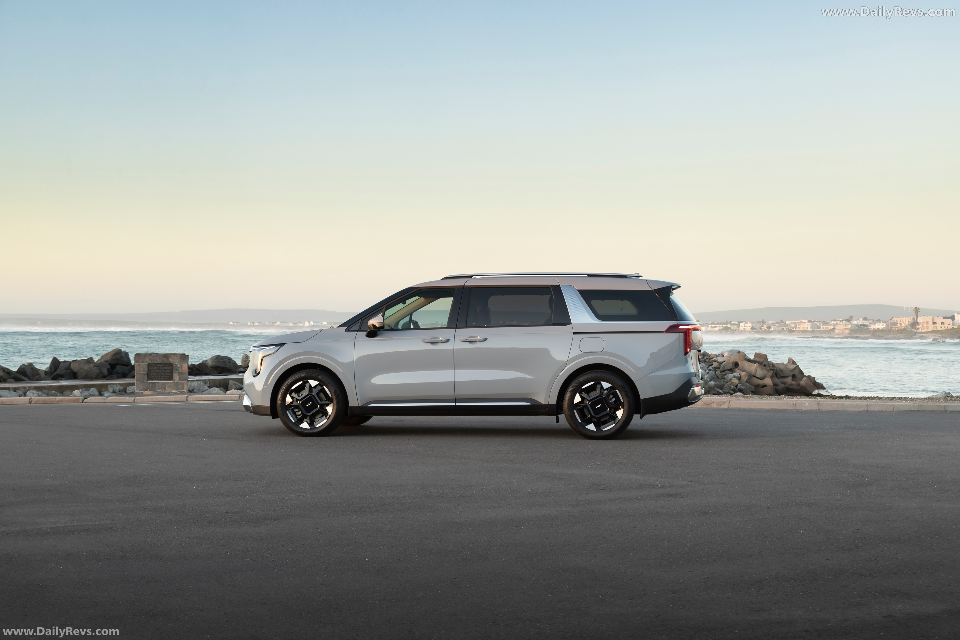 2025 Kia Carnival South African Version Side View
