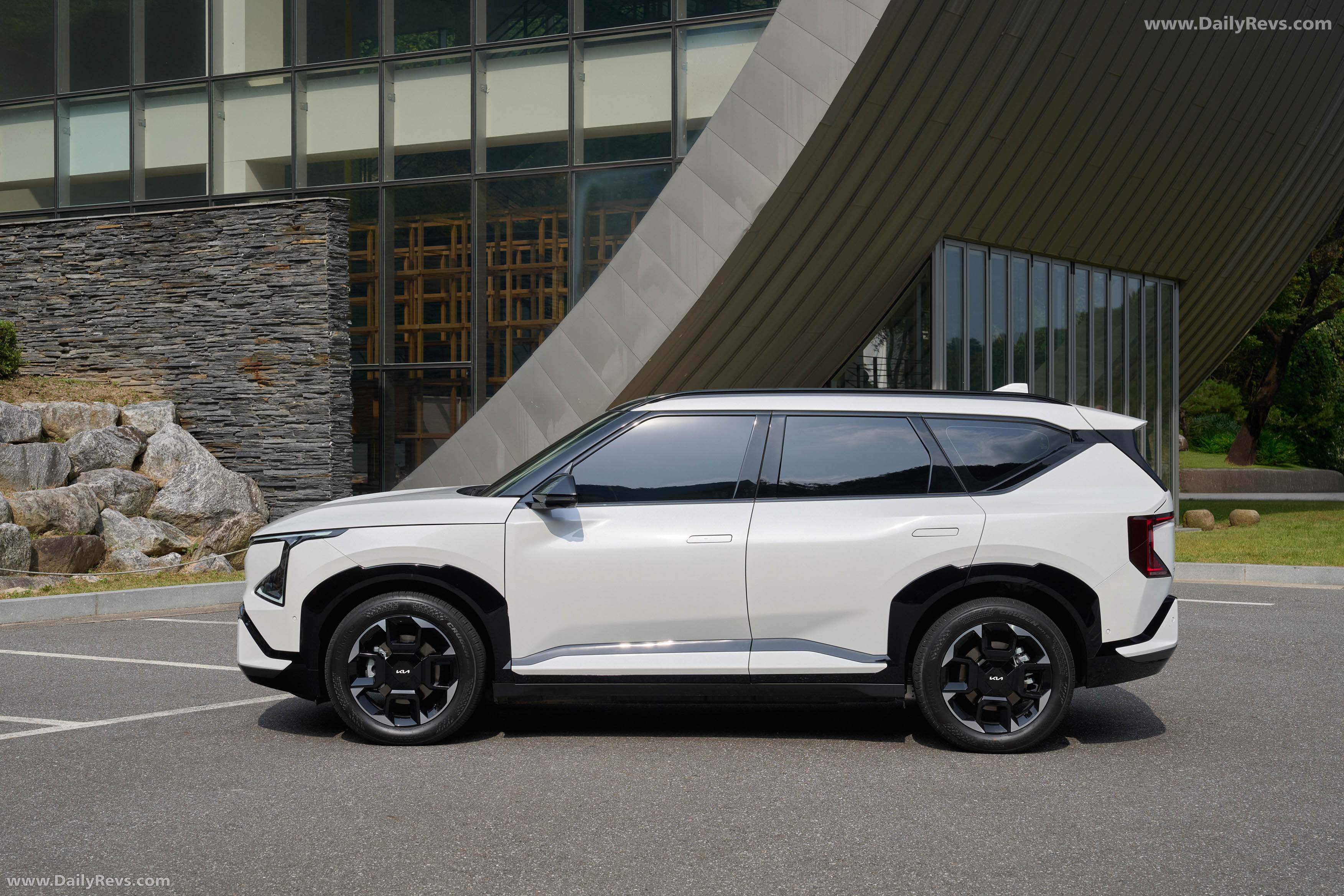 2026 Kia EV5 GT-Line White Pearl Side View