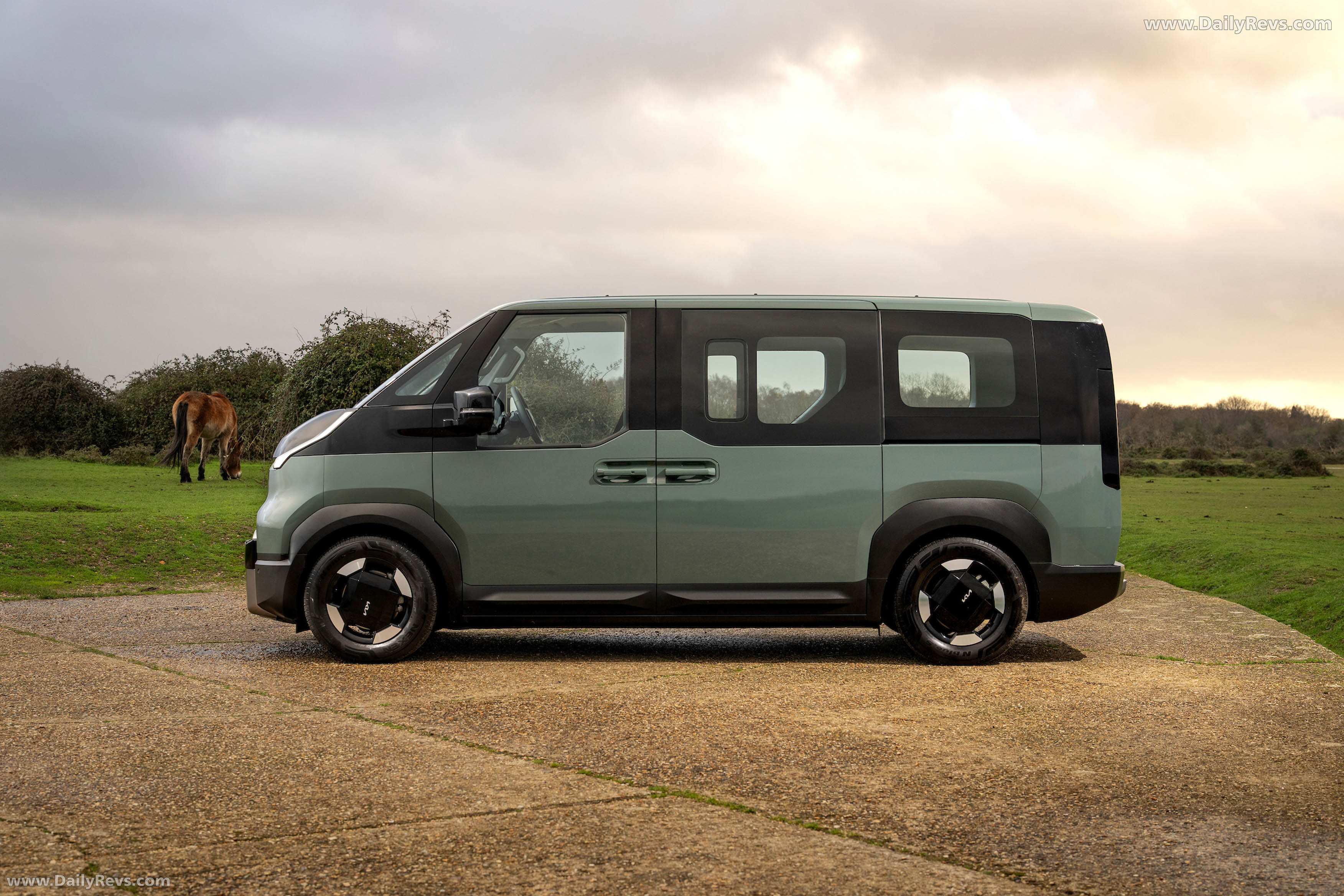 2026 Kia PV5 Passenger UK Version Side View