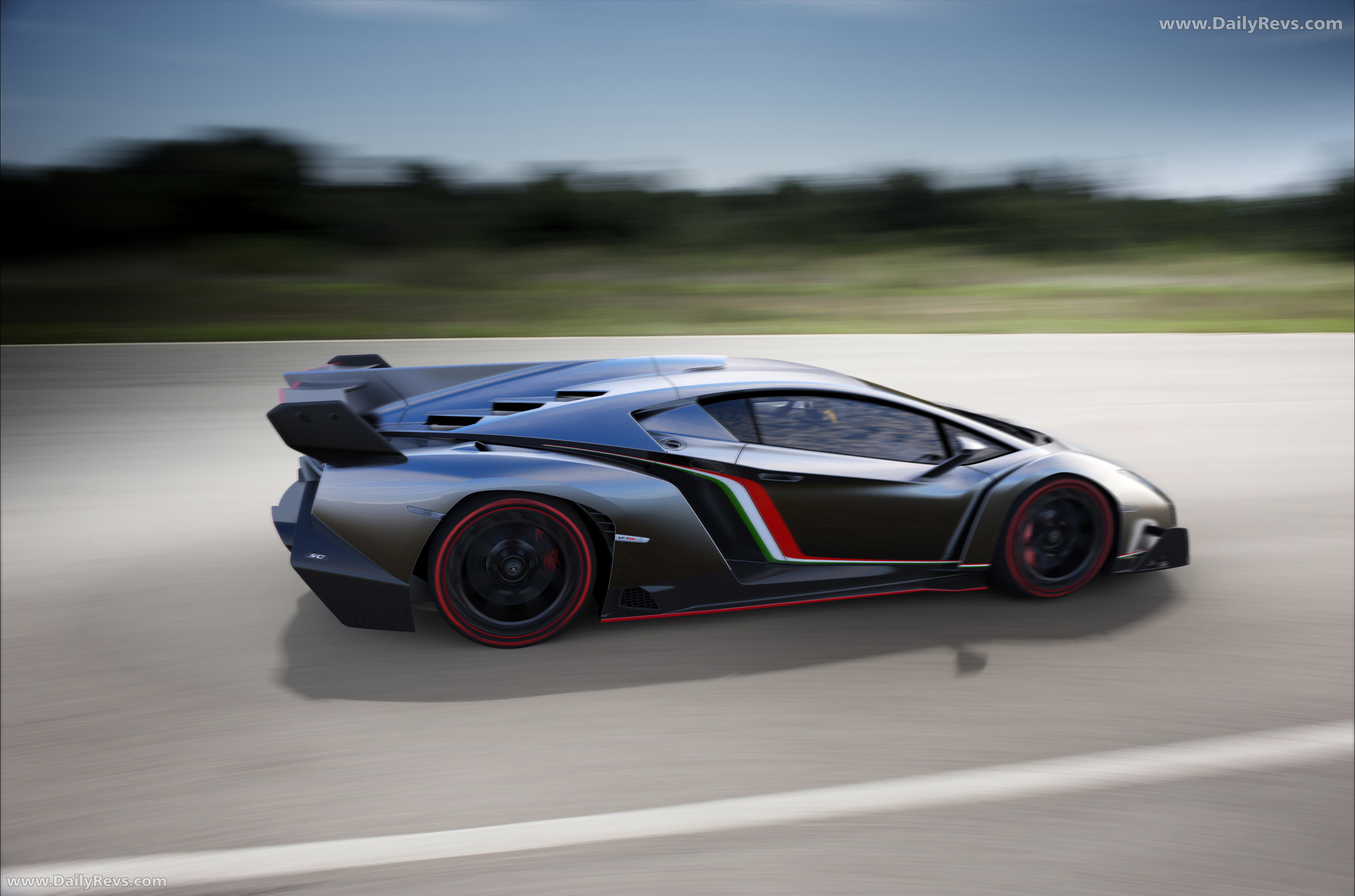 2013 Lamborghini Veneno Side View