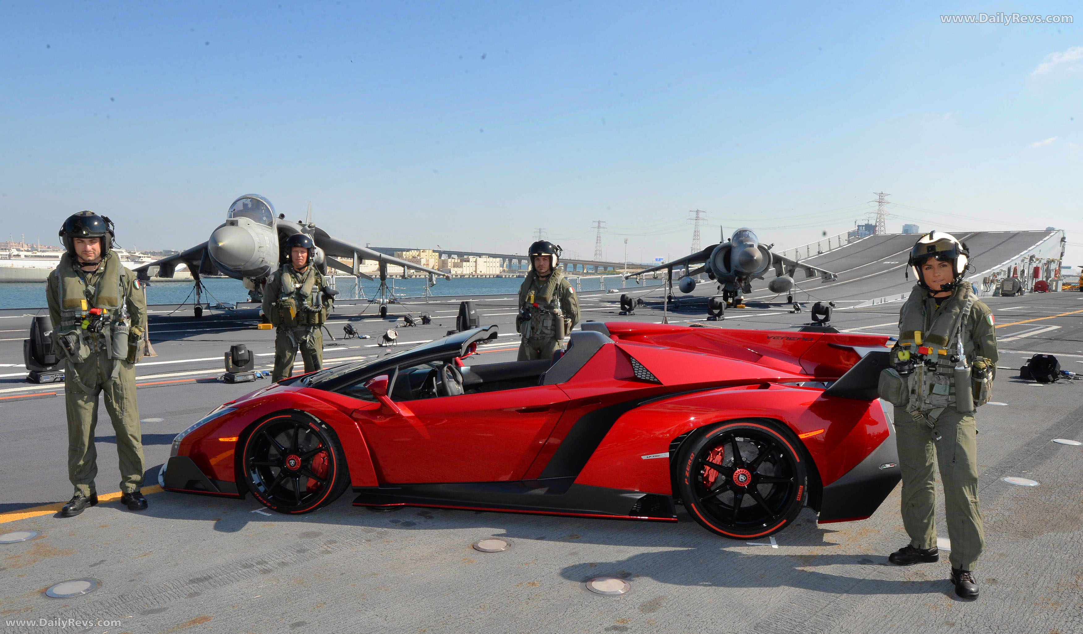 2014 Lamborghini Veneno Roadster Side View