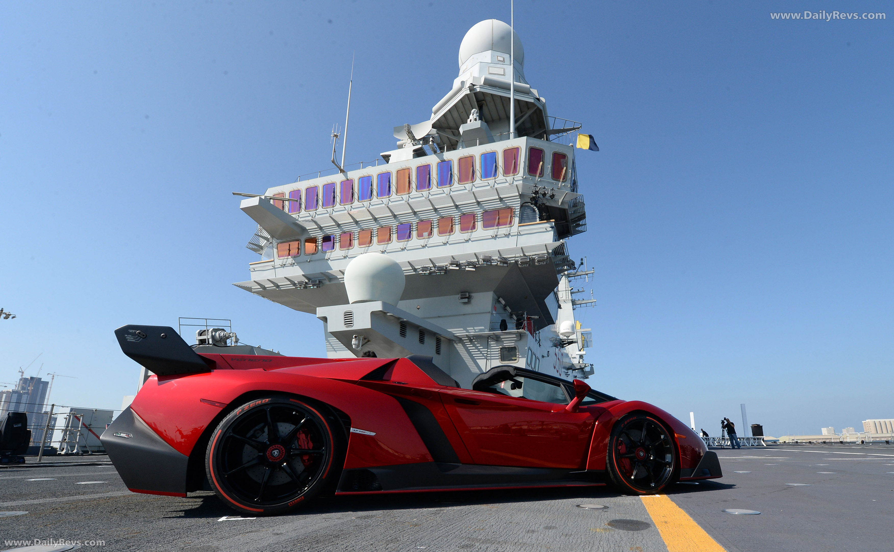 2014 Lamborghini Veneno Roadster Side View