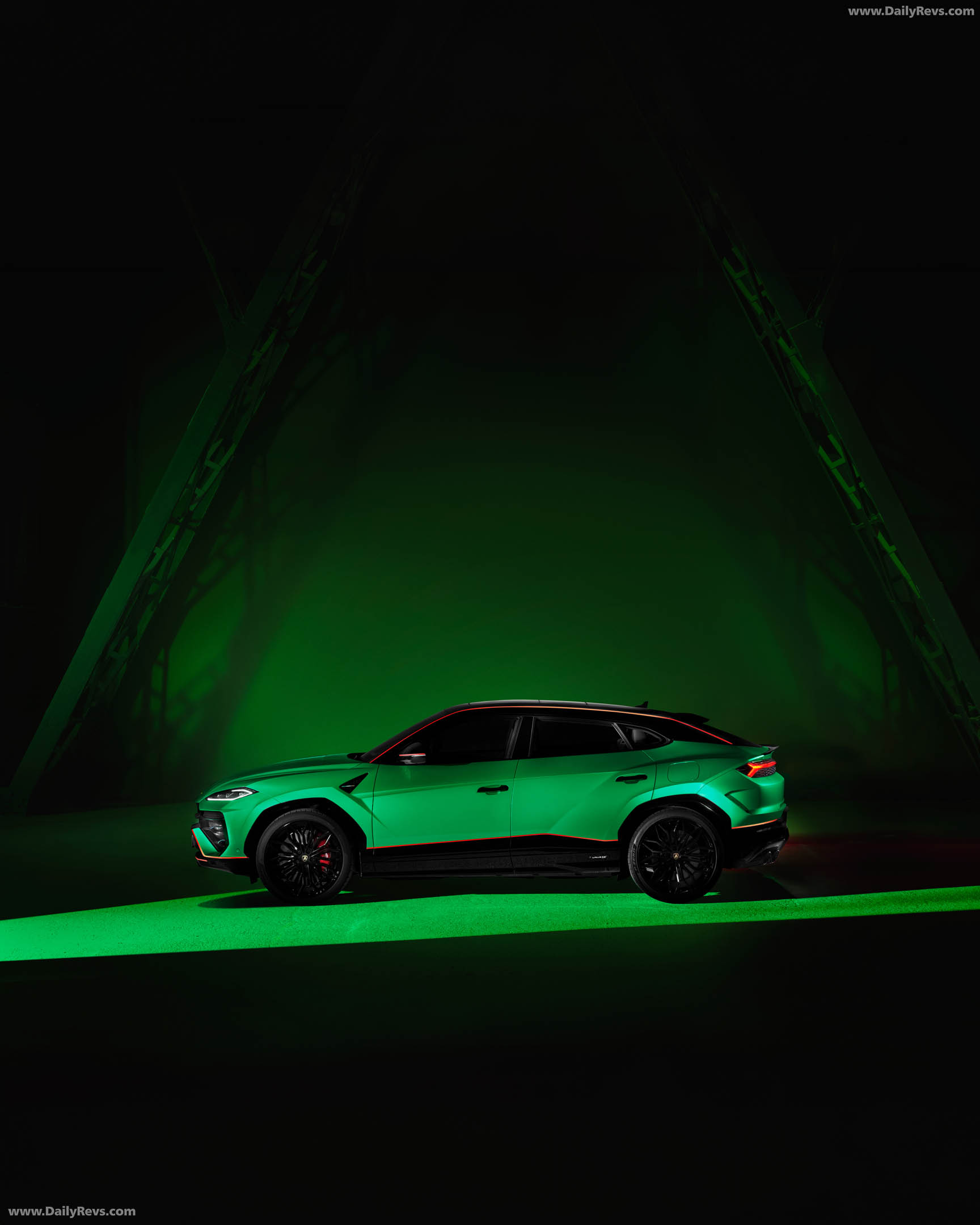 2027 Lamborghini Urus SE Tettonero Capsule Side View