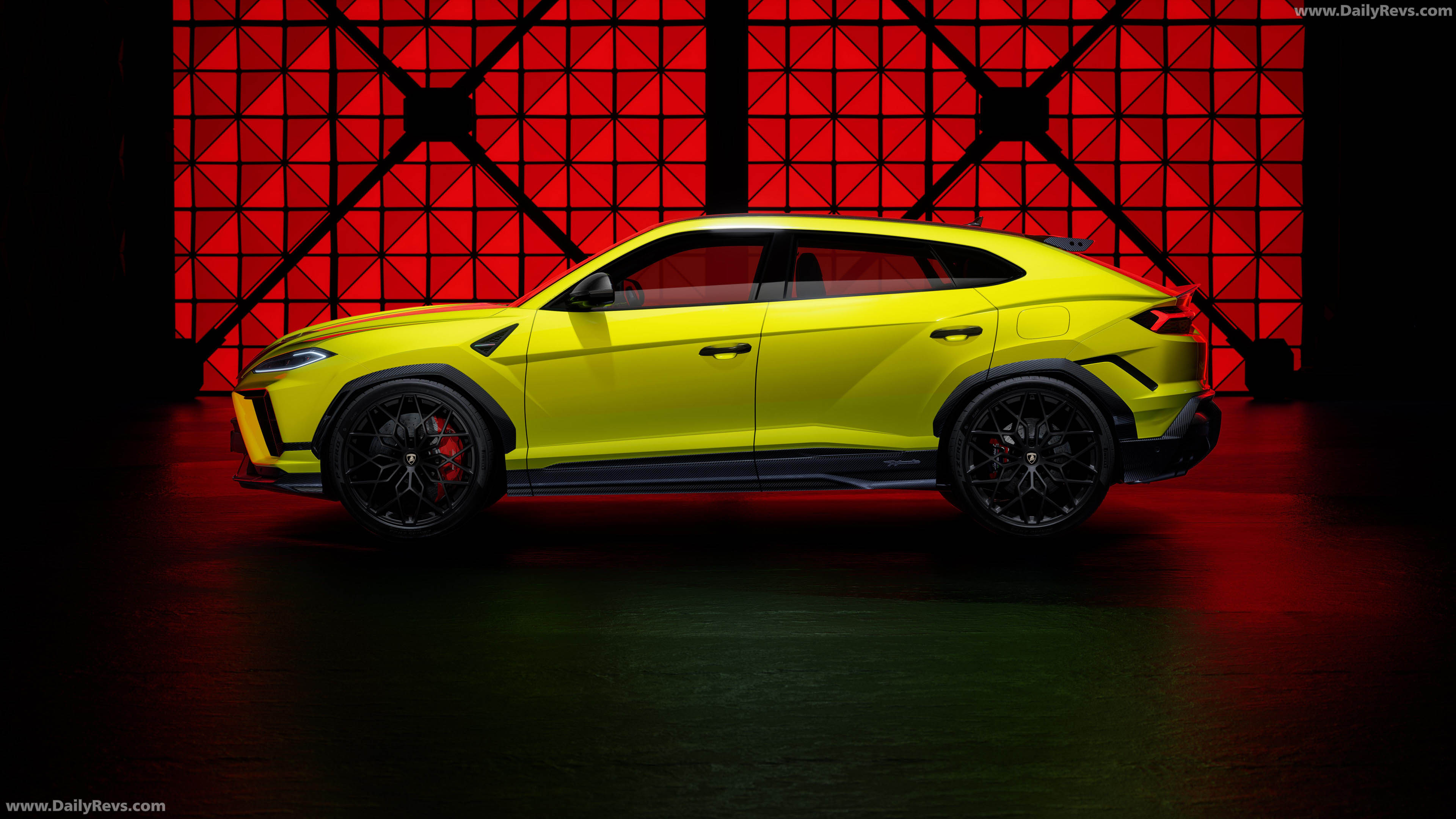 2027 Lamborghini Urus SE Performante Side View