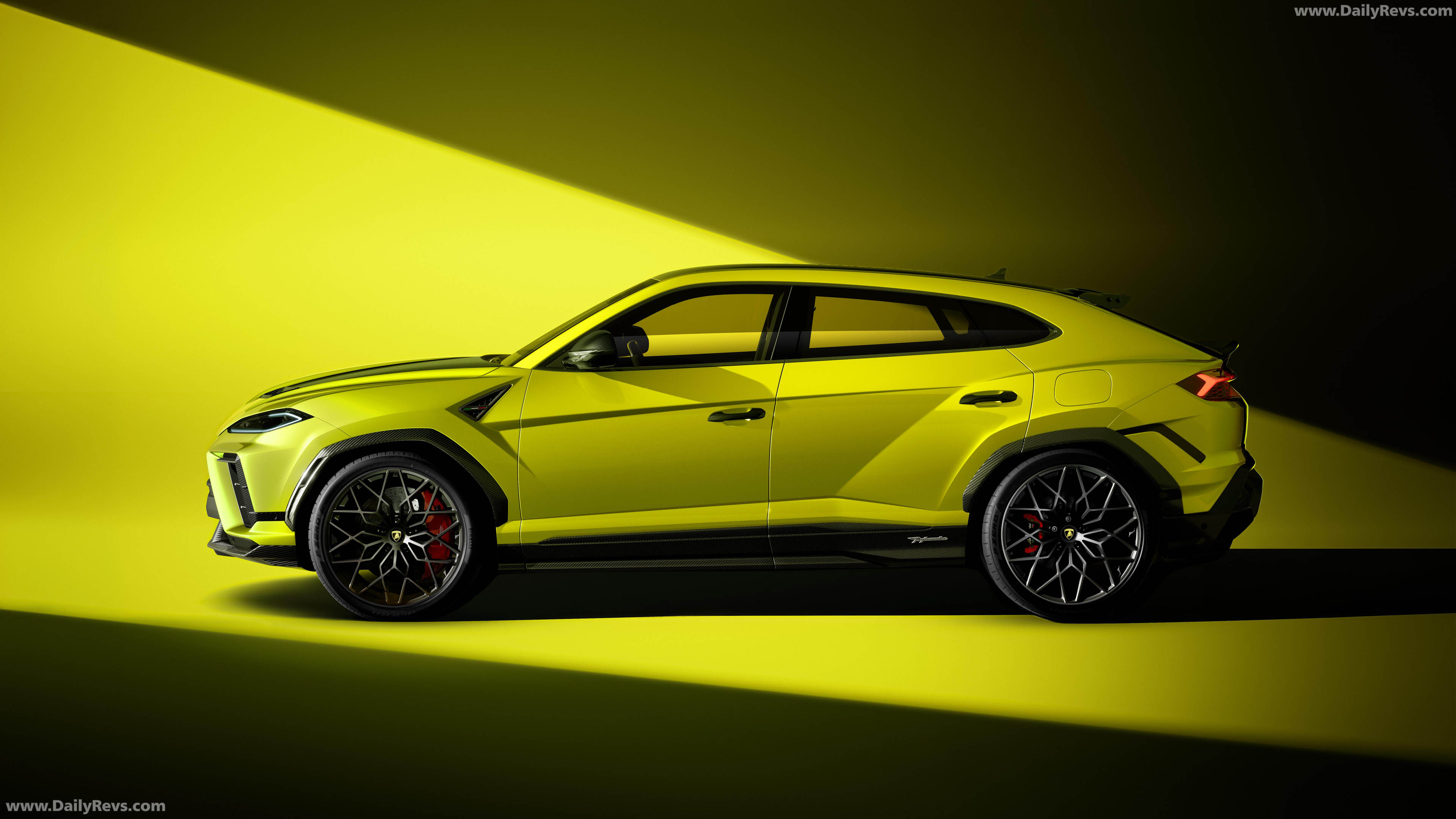 2027 Lamborghini Urus SE Performante Side View
