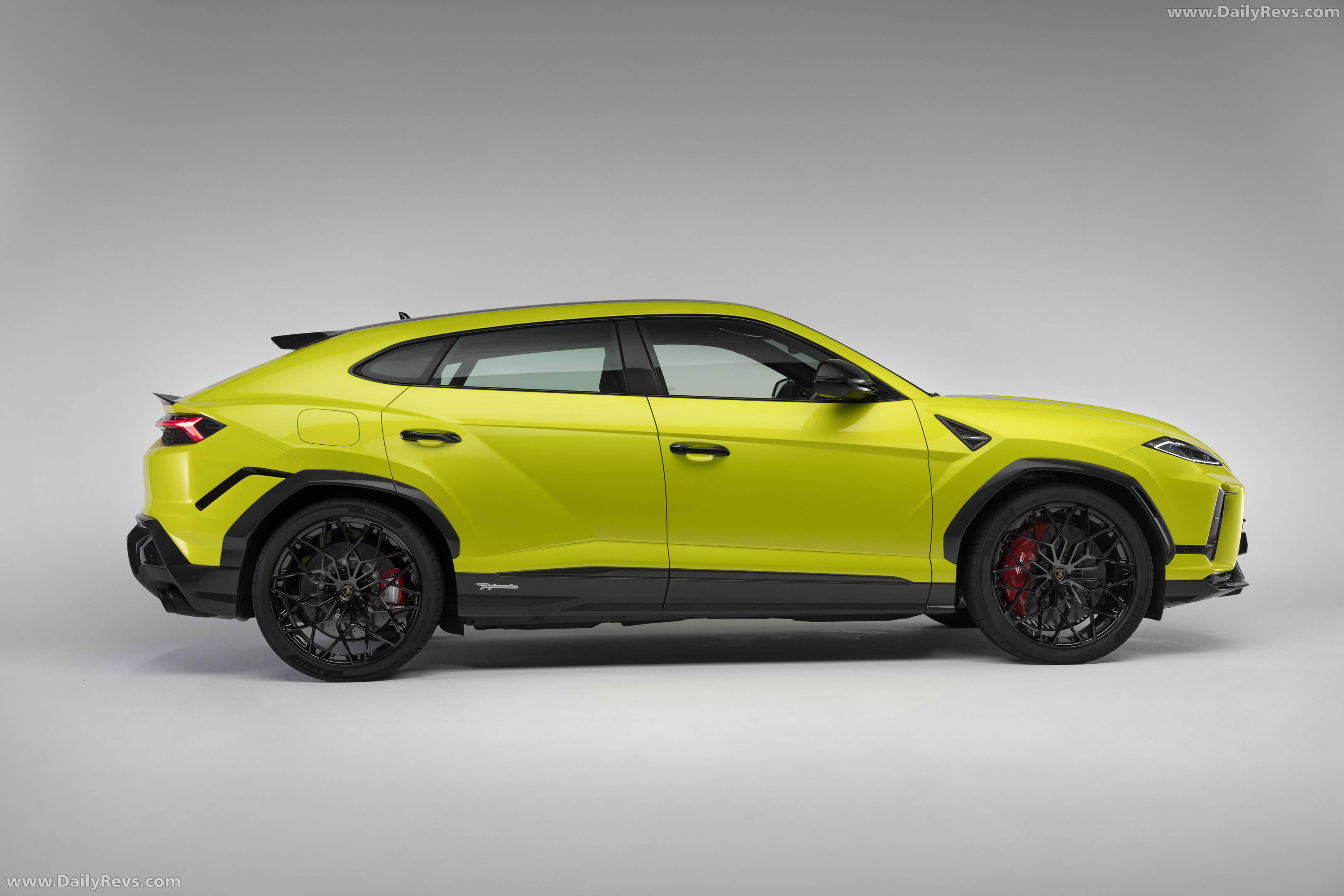 2027 Lamborghini Urus SE Performante Side View