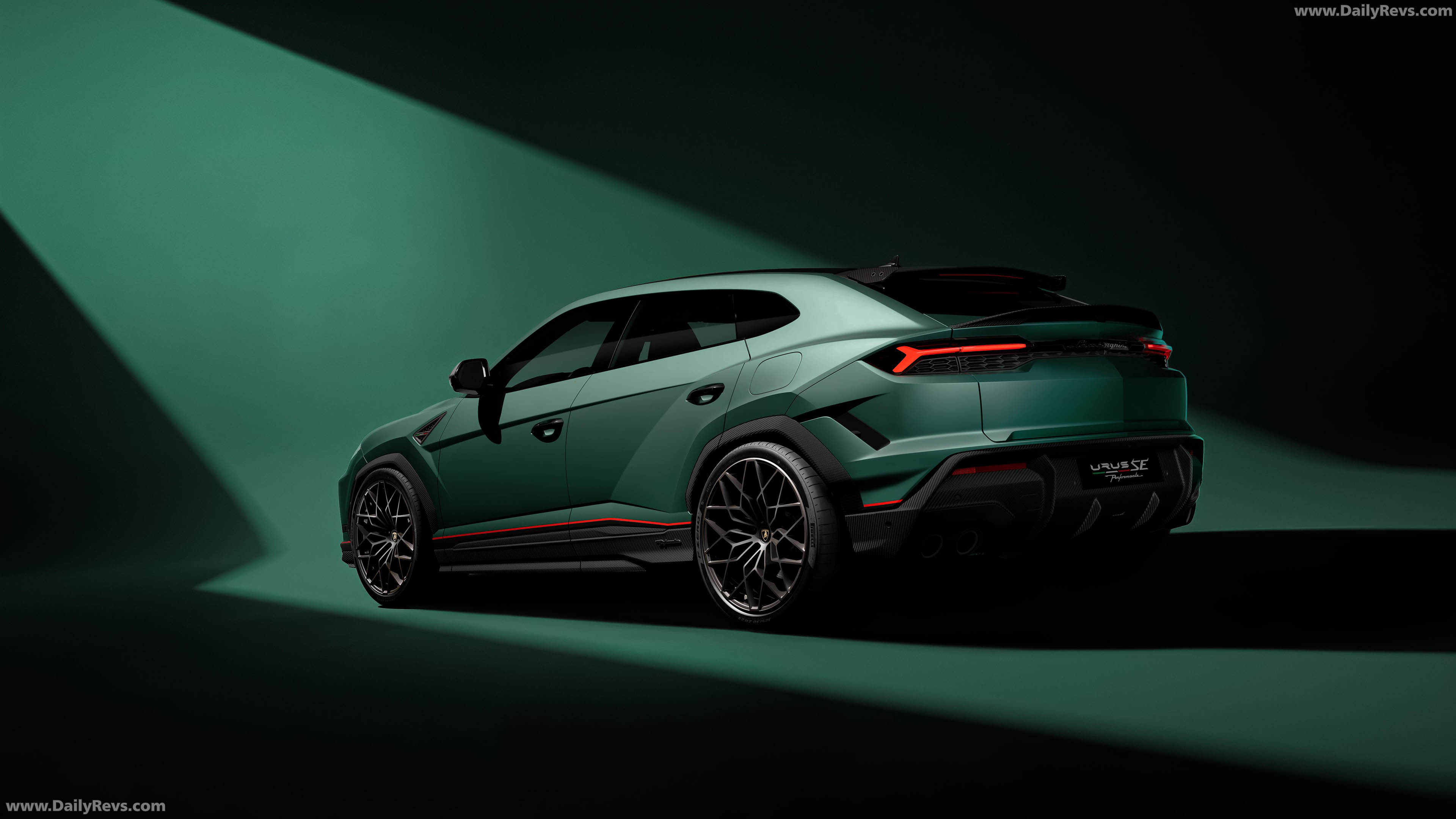 2027 Lamborghini Urus SE Performante Verde Hydra Rear View