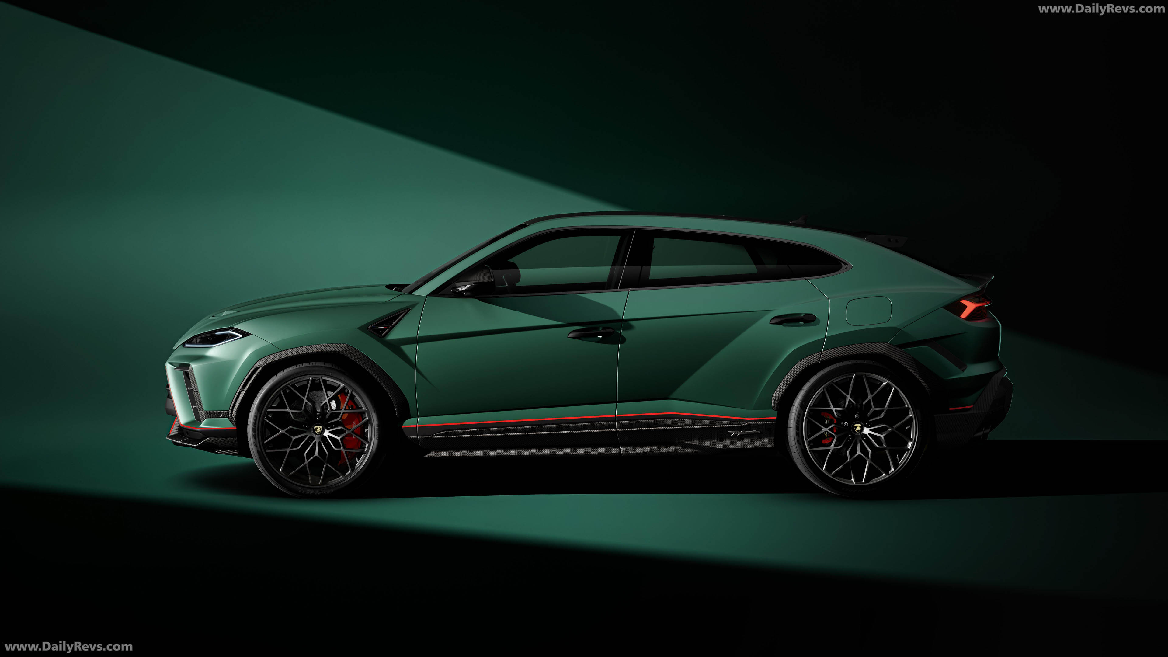 2027 Lamborghini Urus SE Performante Verde Hydra Side View