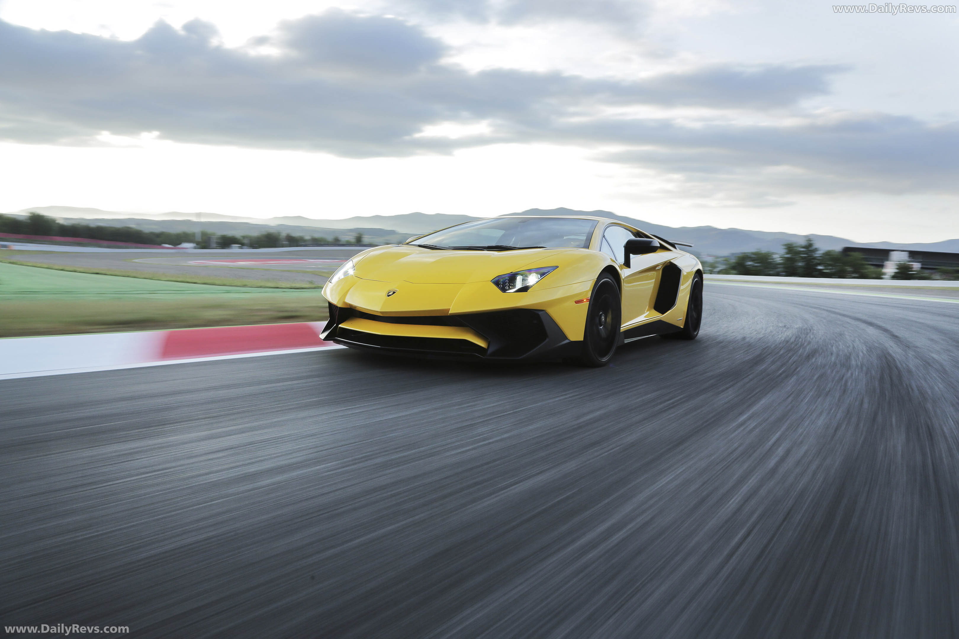 2016 Lamborghini Aventador LP750-4 SV Front View