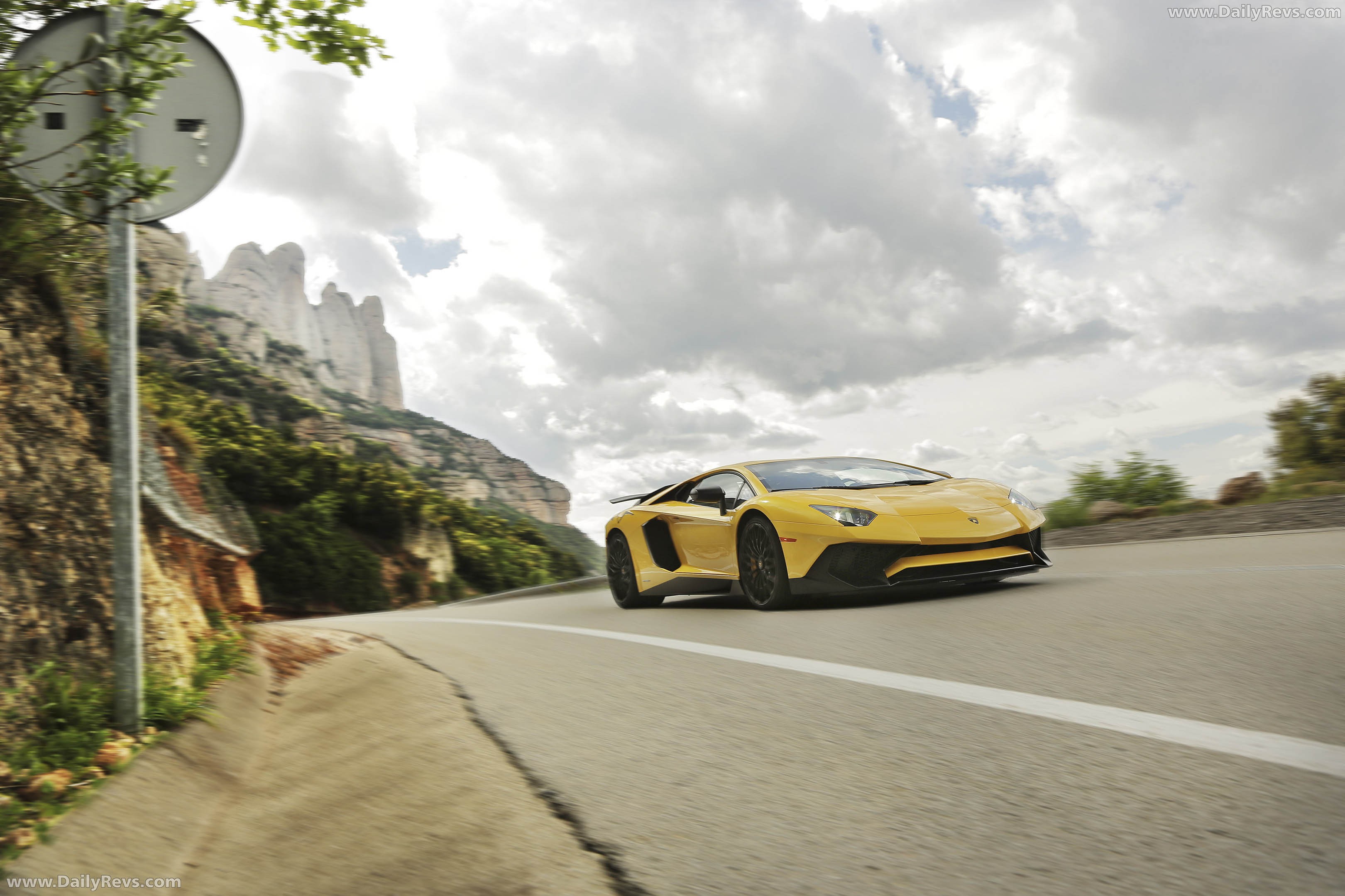 2016 Lamborghini Aventador LP750-4 SV Front View