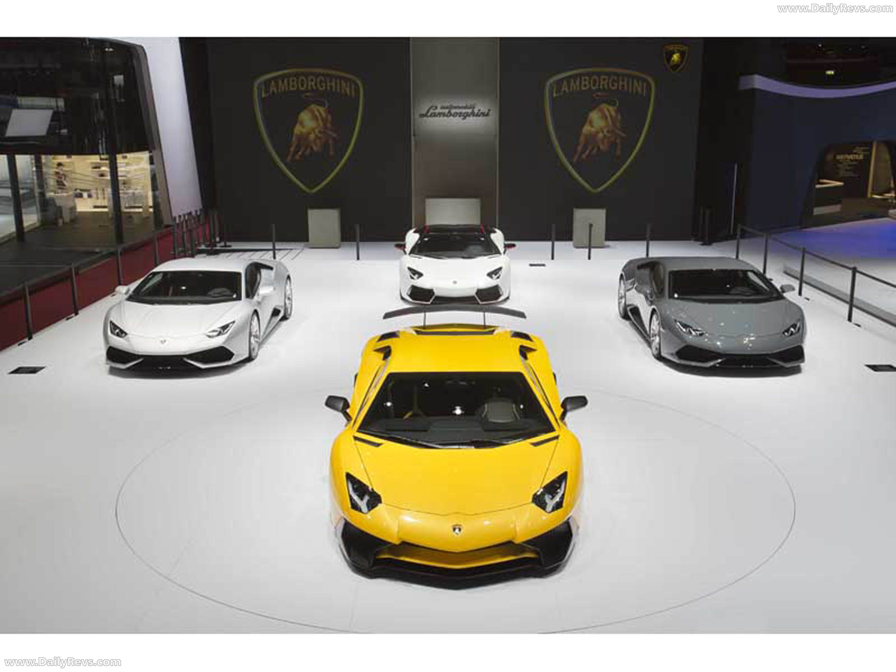 2016 Lamborghini Aventador LP750-4 SV Front View