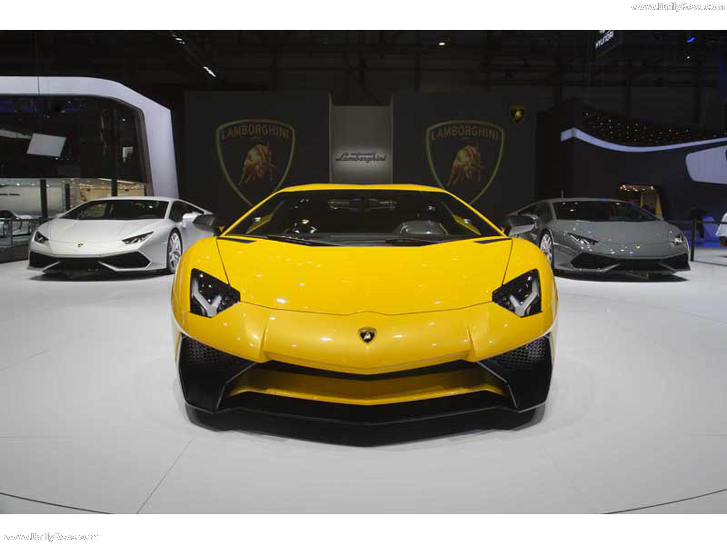 2016 Lamborghini Aventador LP750-4 SV Front View