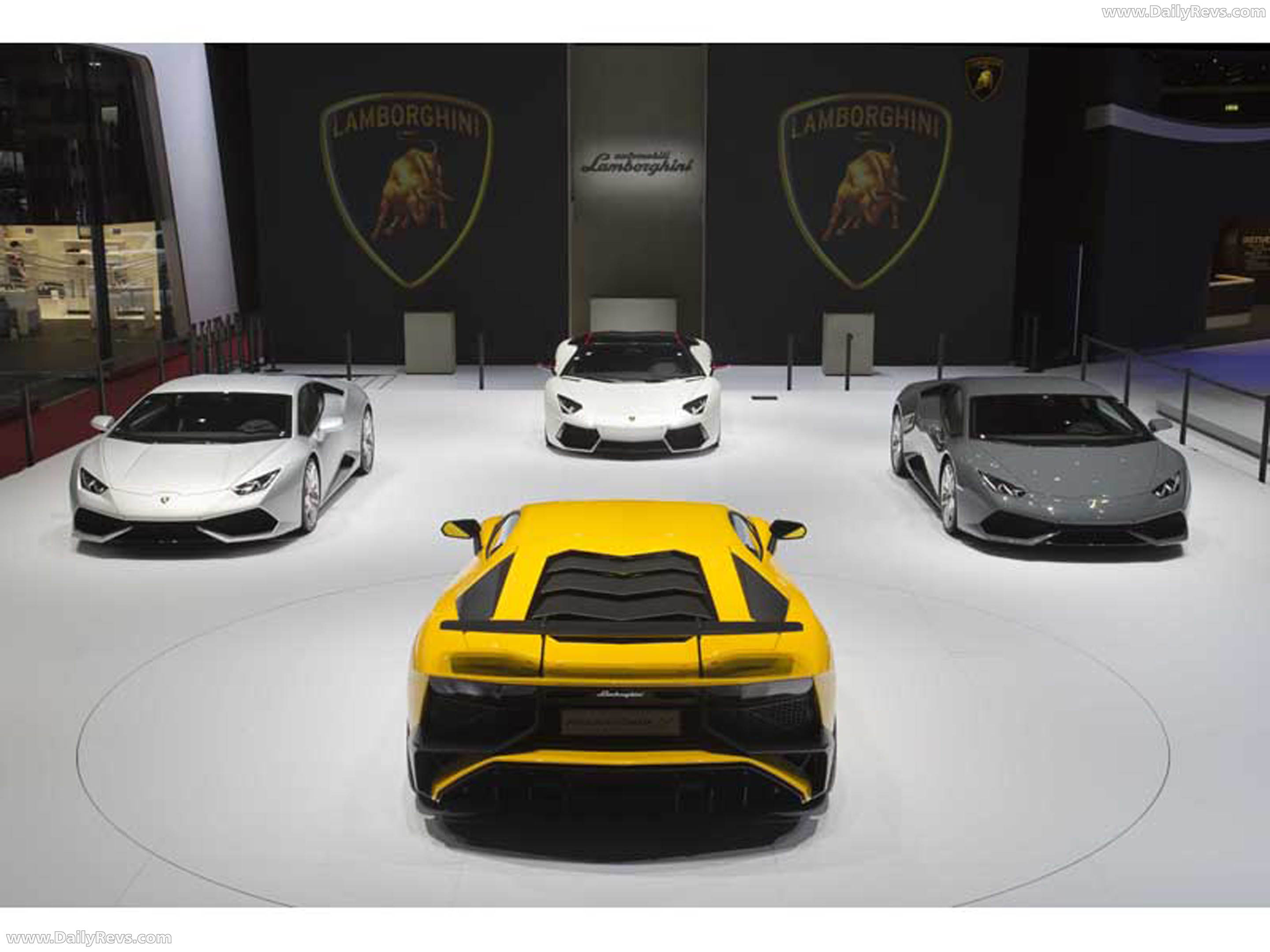 2016 Lamborghini Aventador LP750-4 SV Front View