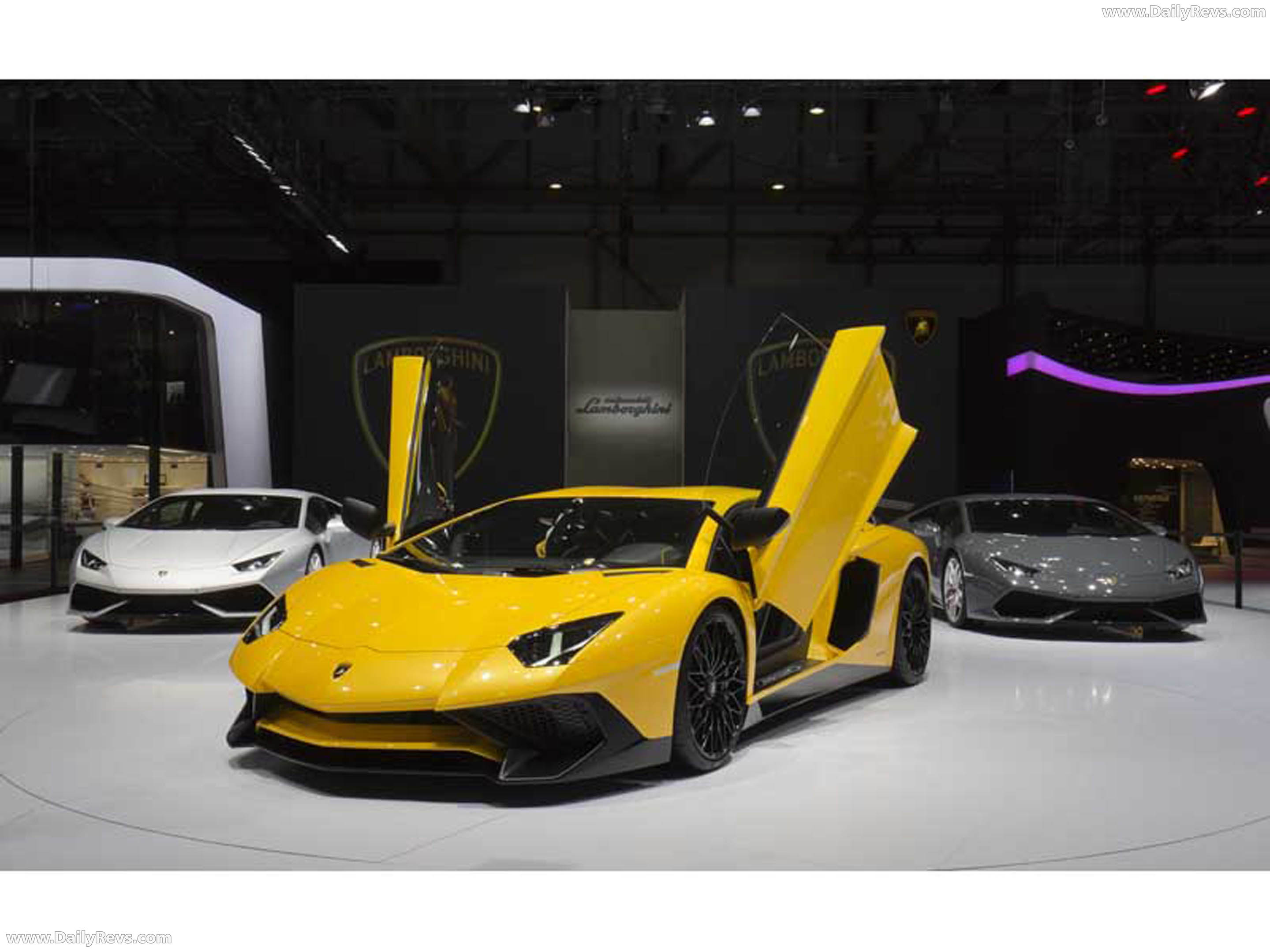 2016 Lamborghini Aventador LP750-4 SV Front View