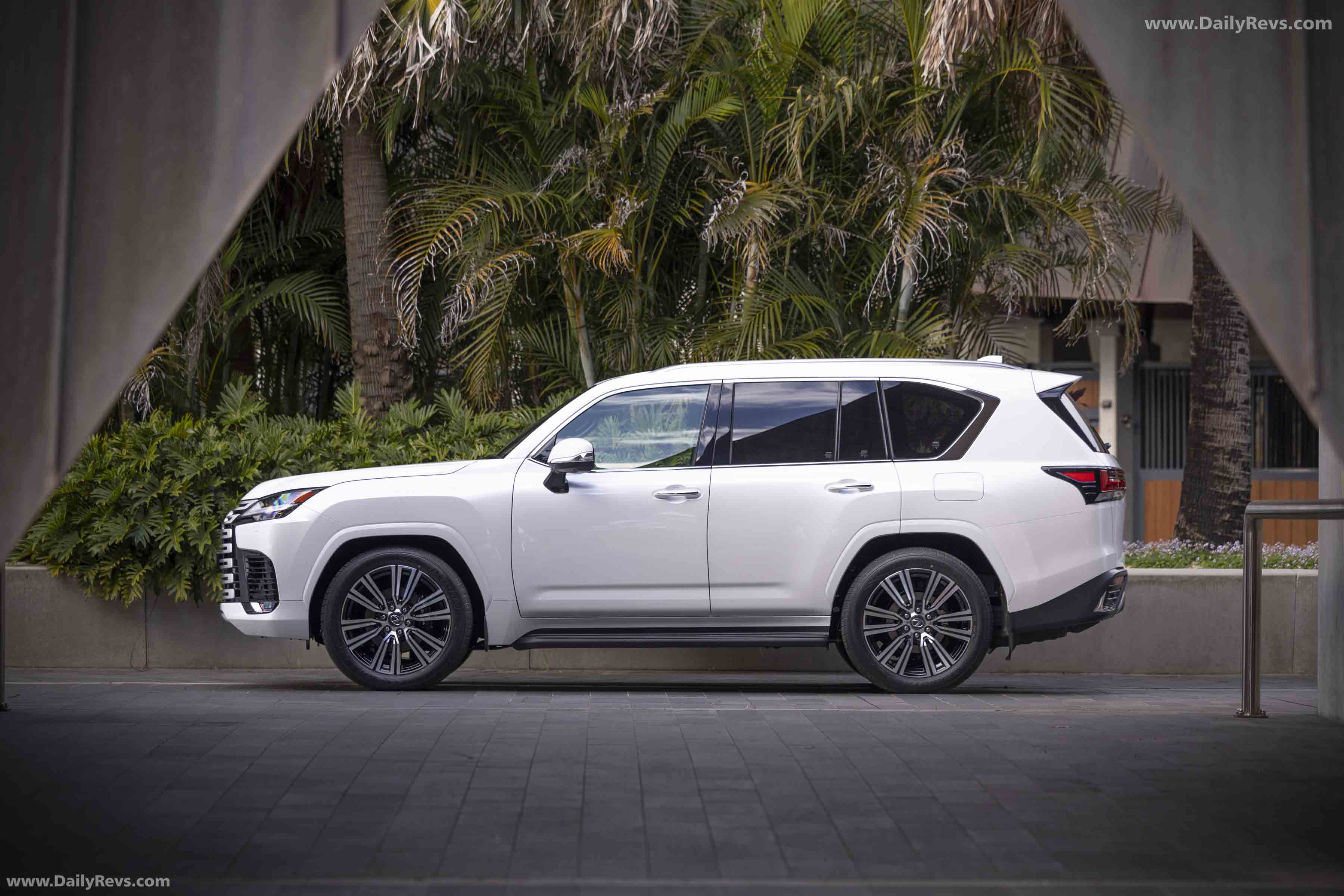 2025 Lexus LX Sports Luxury Australian Version Side View