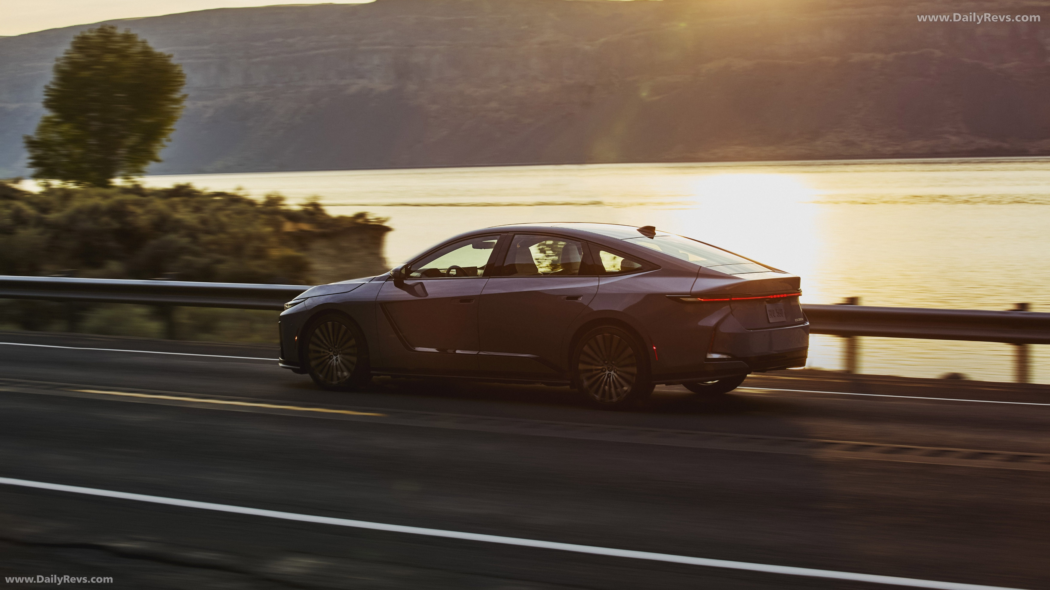 2026 Lexus ES 350e US Version Side View