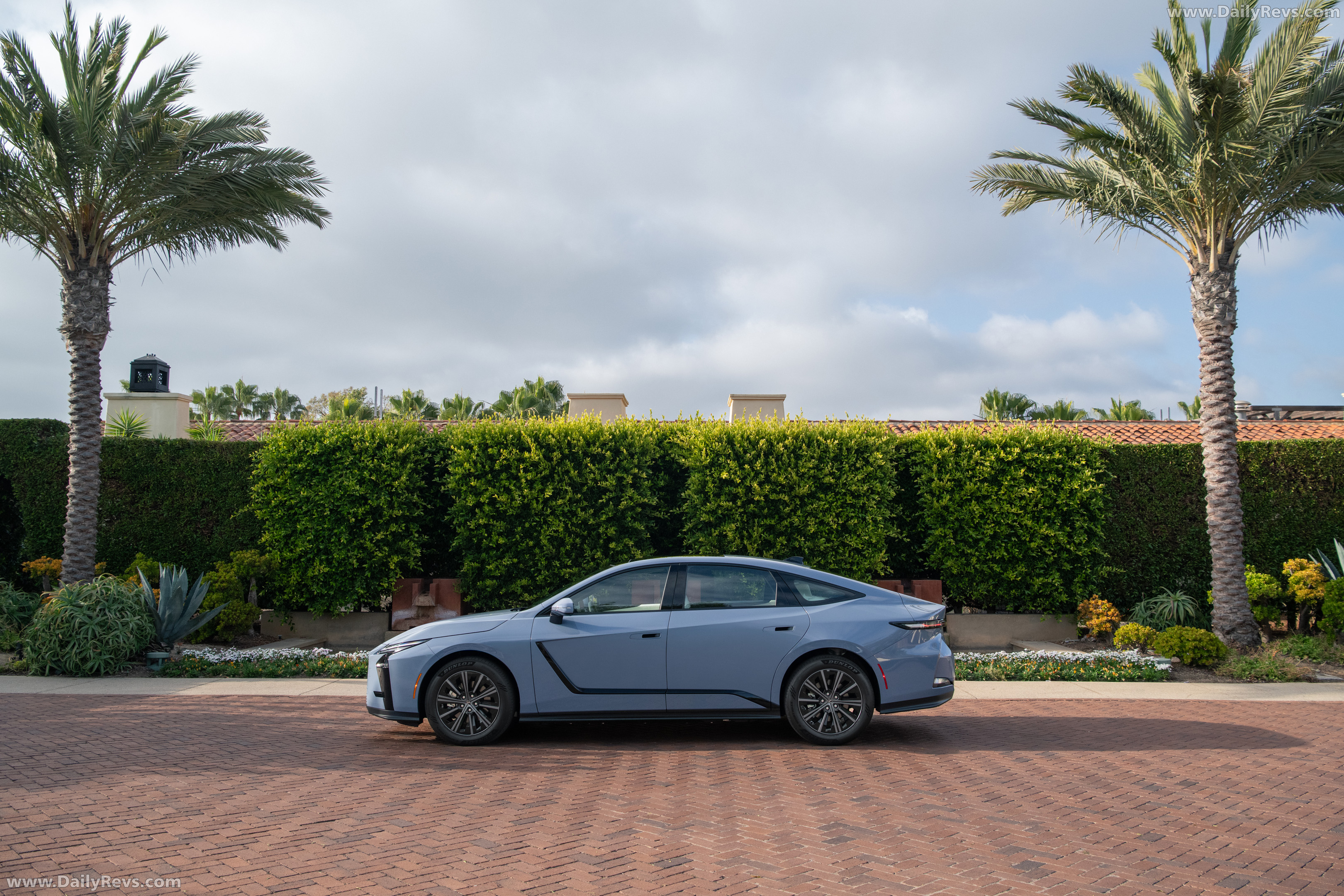 2026 Lexus ES 350e Premium Side View