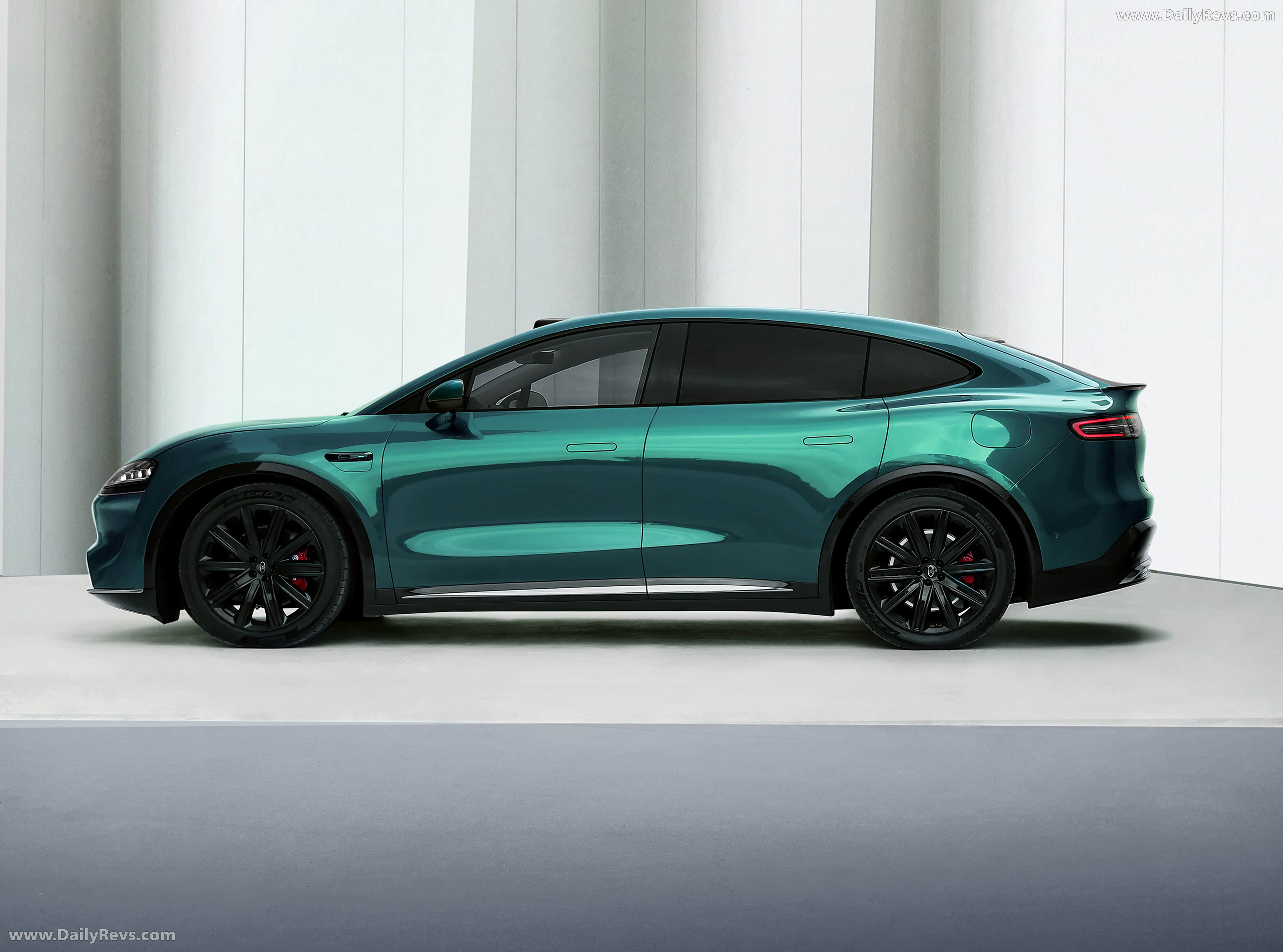 2026 Luxeed R7 Side View