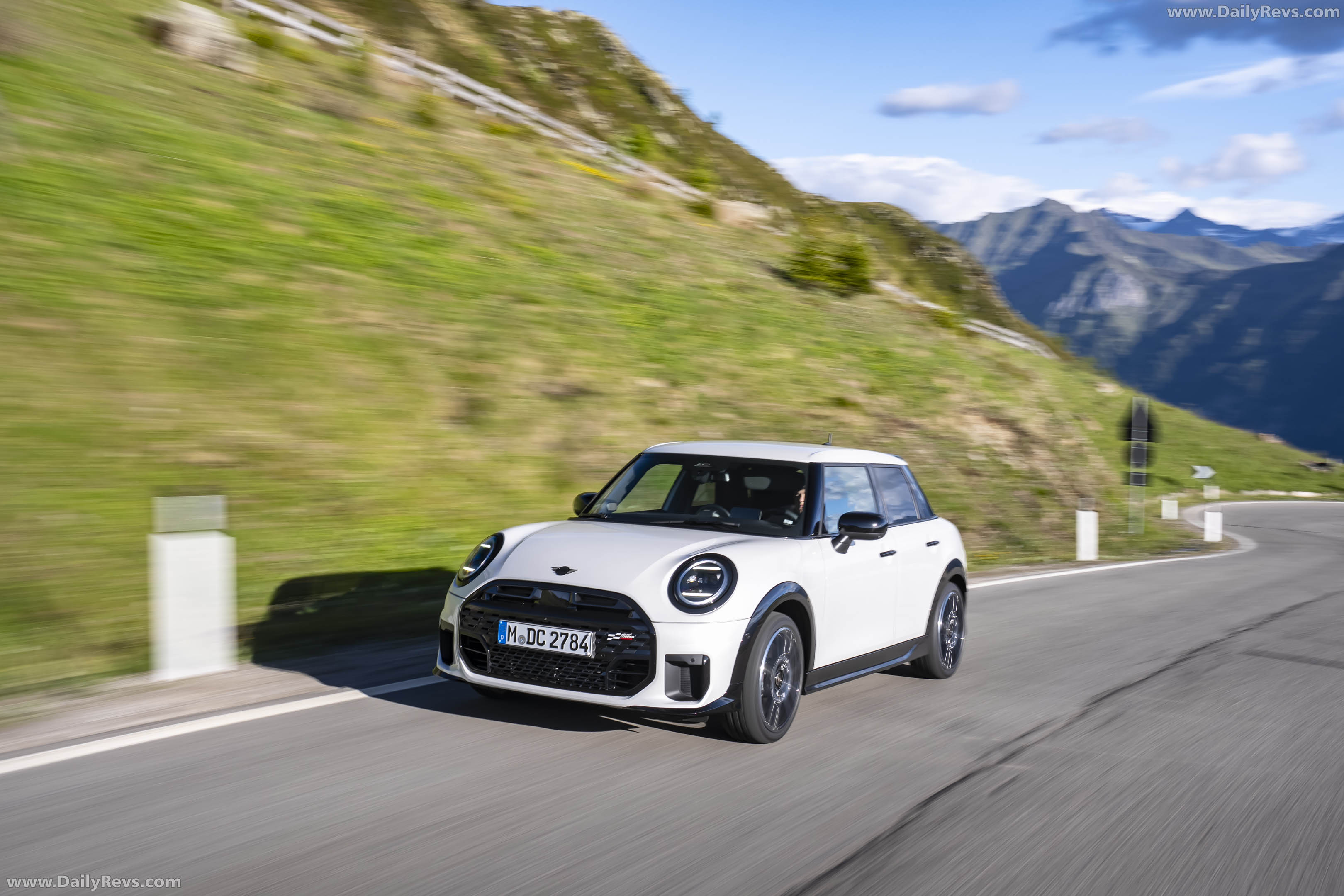2026 MINI Cooper S 5-door Nanuq White Front View