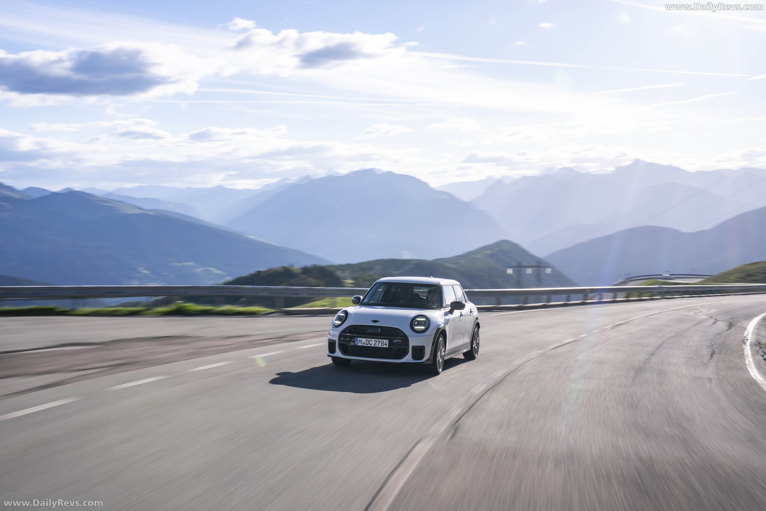 2026 MINI Cooper S 5-door Nanuq White Front View