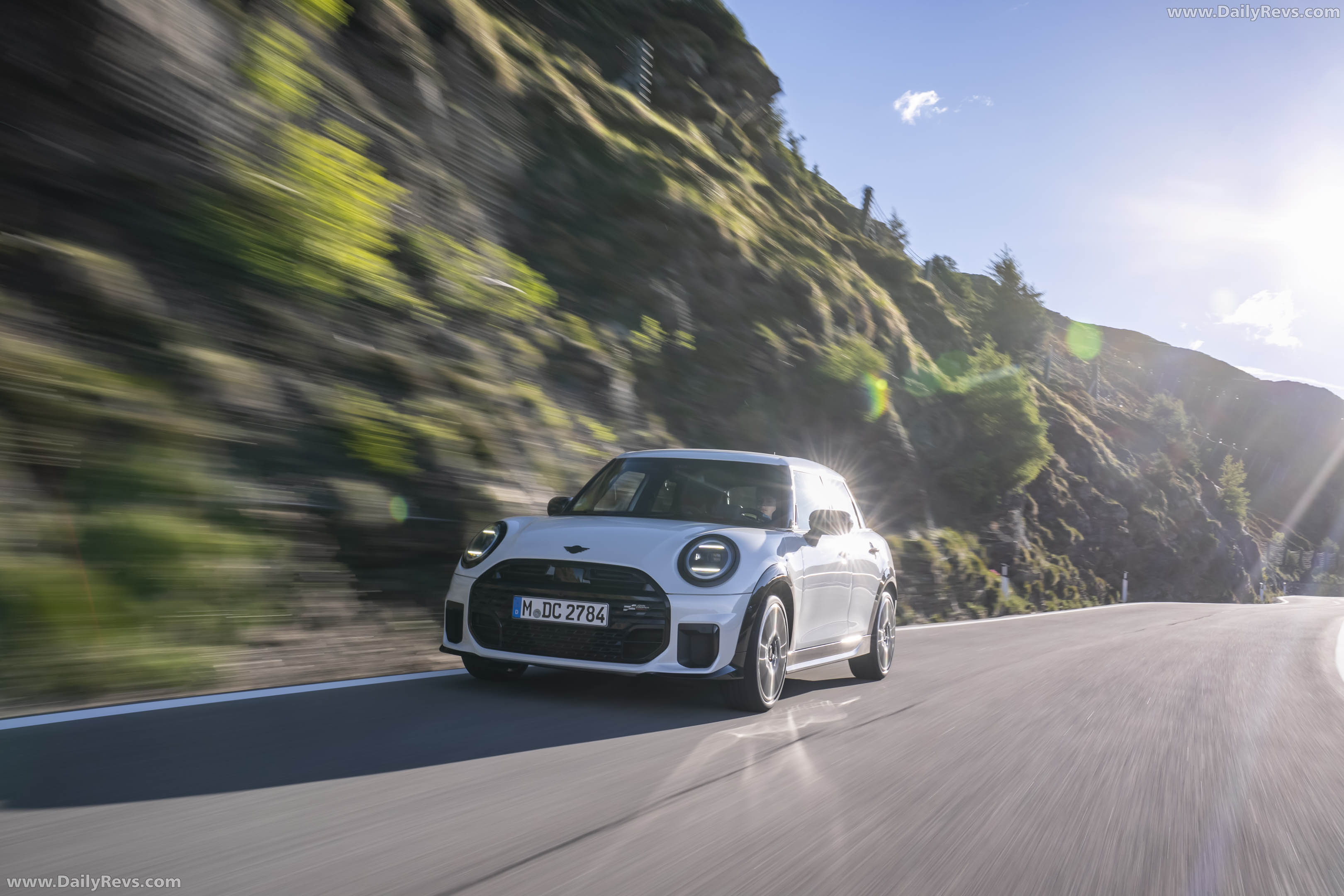 2026 MINI Cooper S 5-door Nanuq White Front View