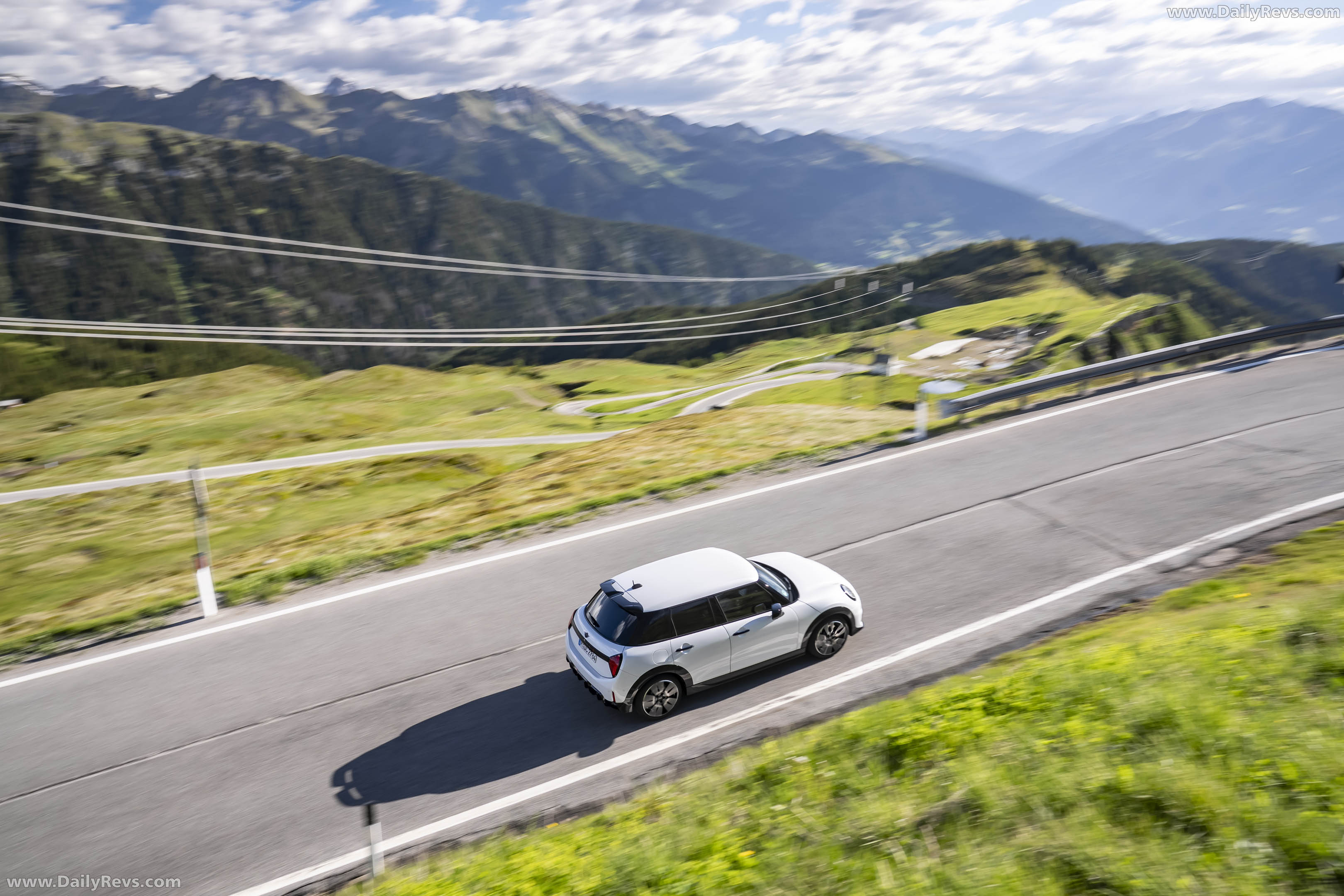 2026 MINI Cooper S 5-door Nanuq White Top View