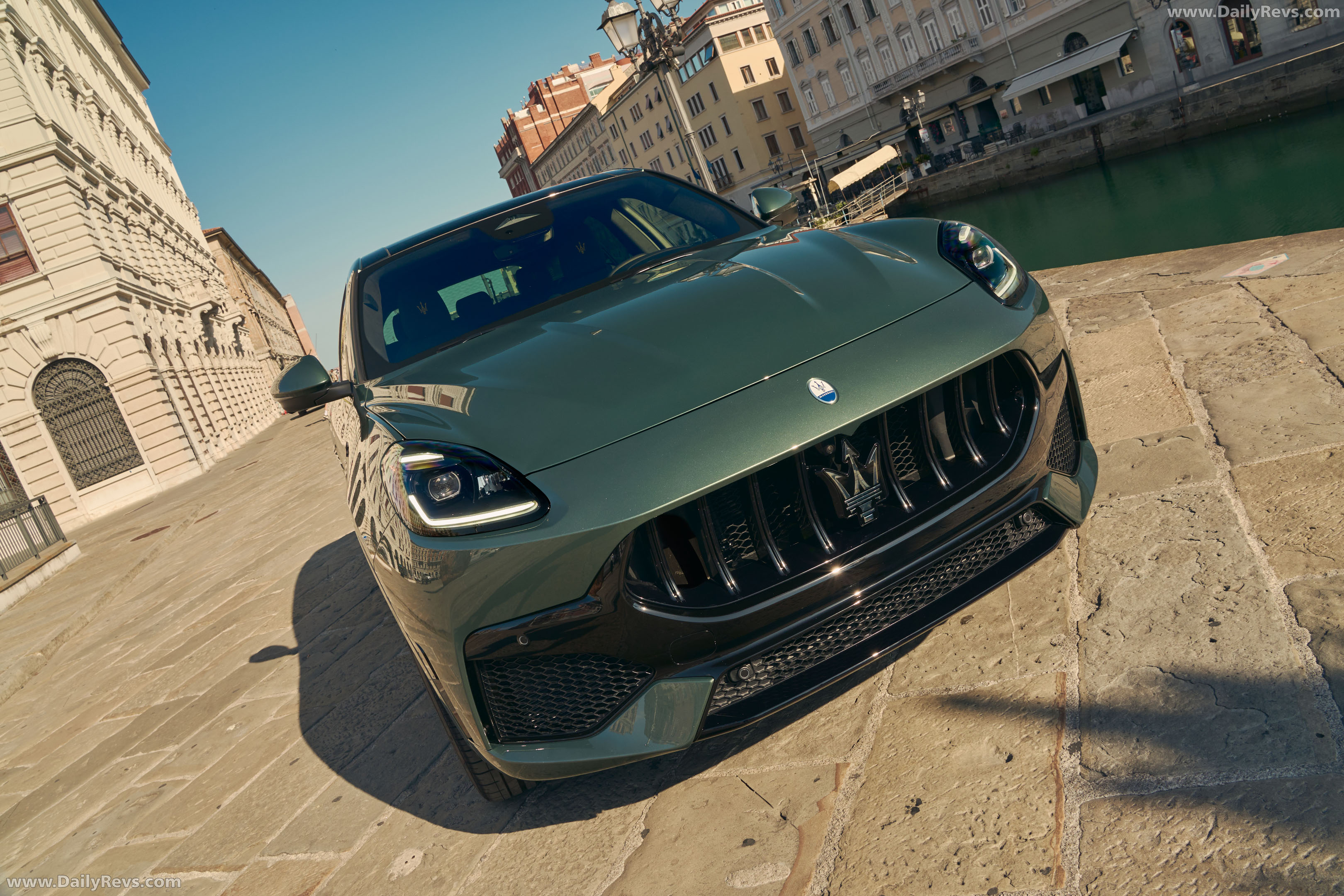 2027 Maserati Grecale Modena V6 Verde Royale Front View