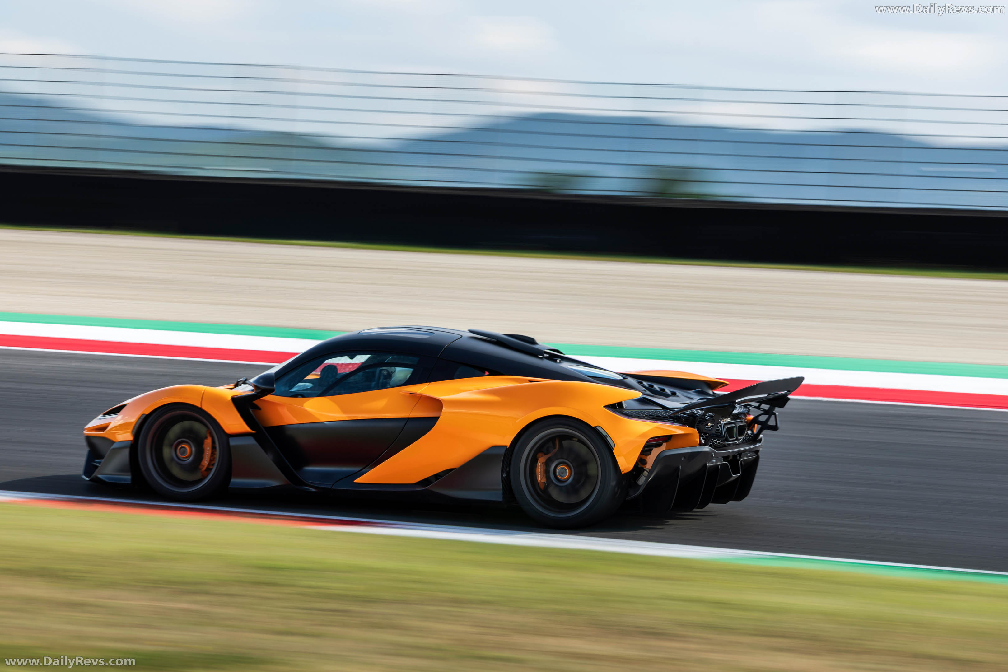 2025 McLaren W1 UK Version Side View