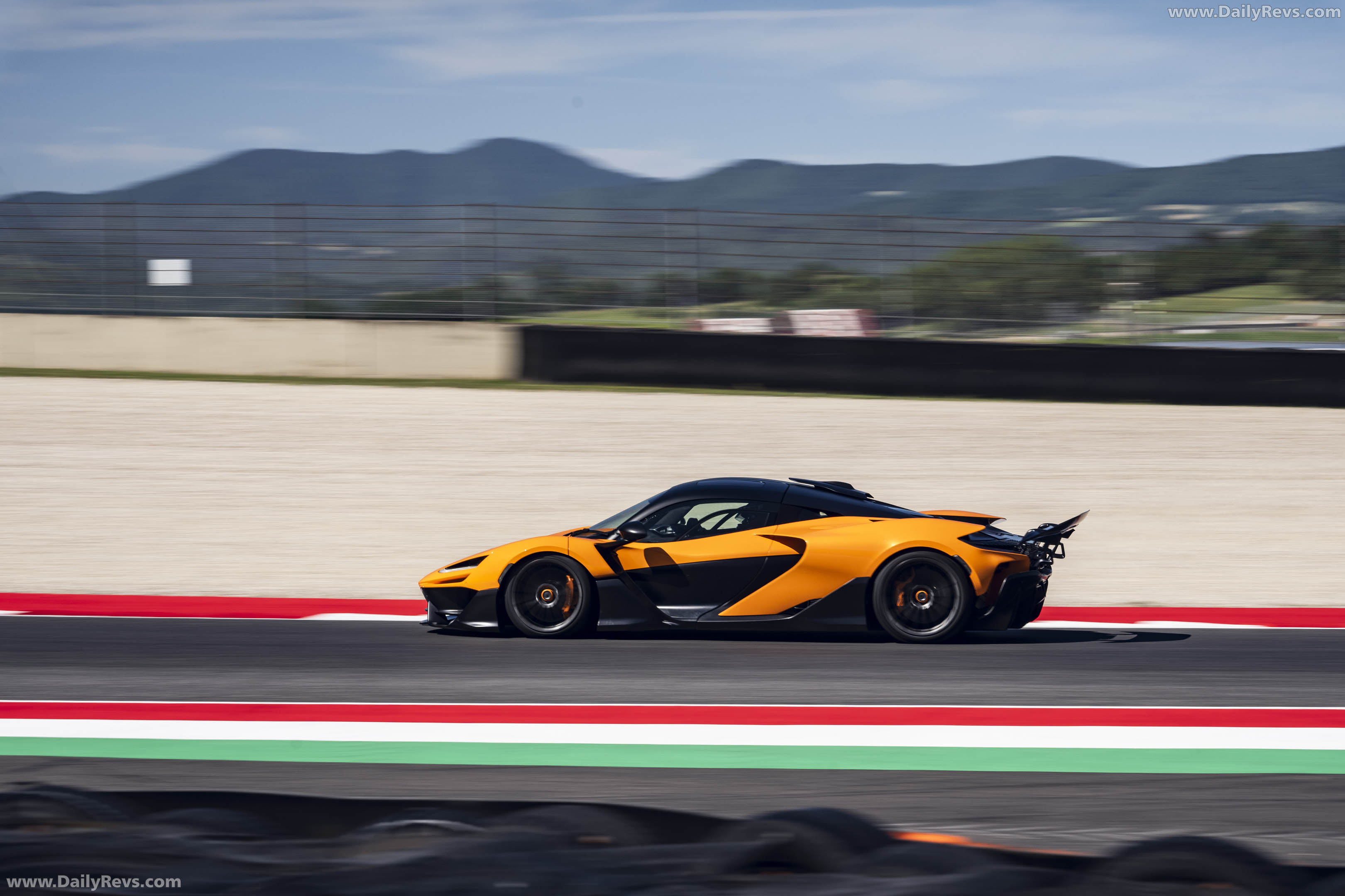 2025 McLaren W1 UK Version Side View