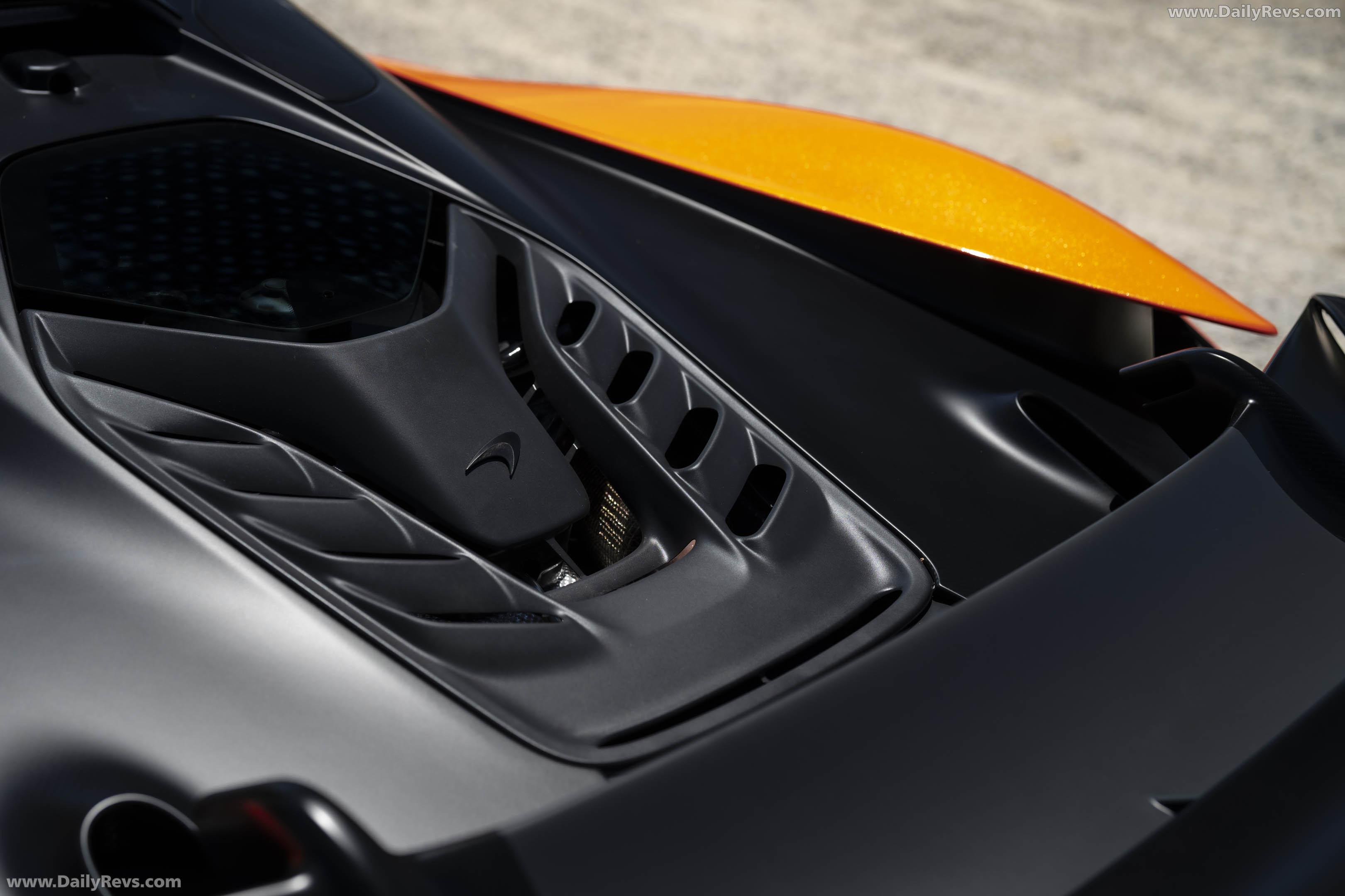 2025 McLaren W1 UK Version Engine