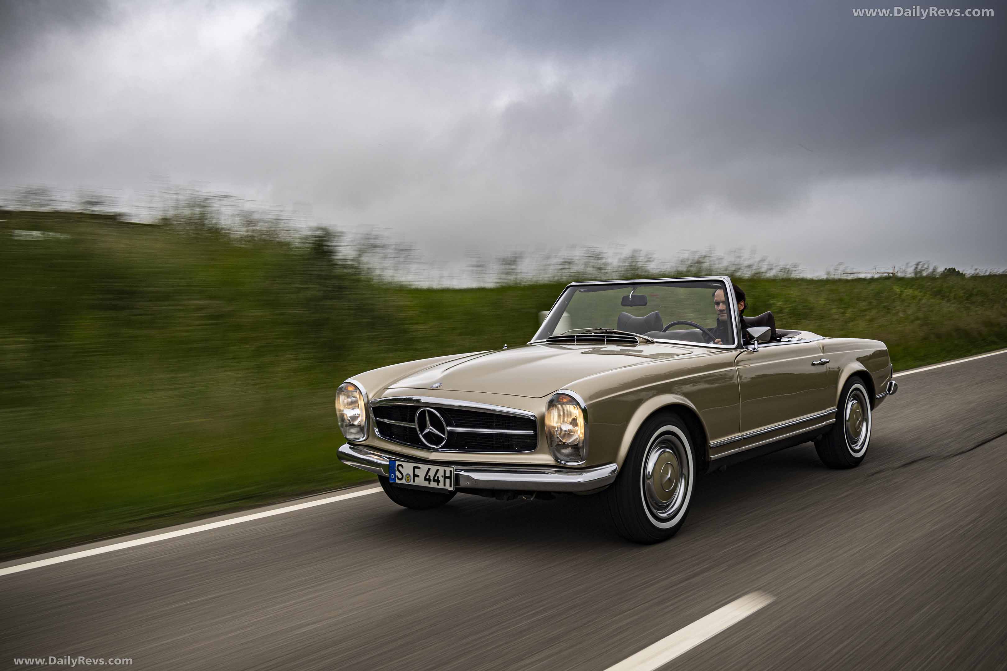 1968 Mercedes-Benz 280 SL Pagoda W113 Front View