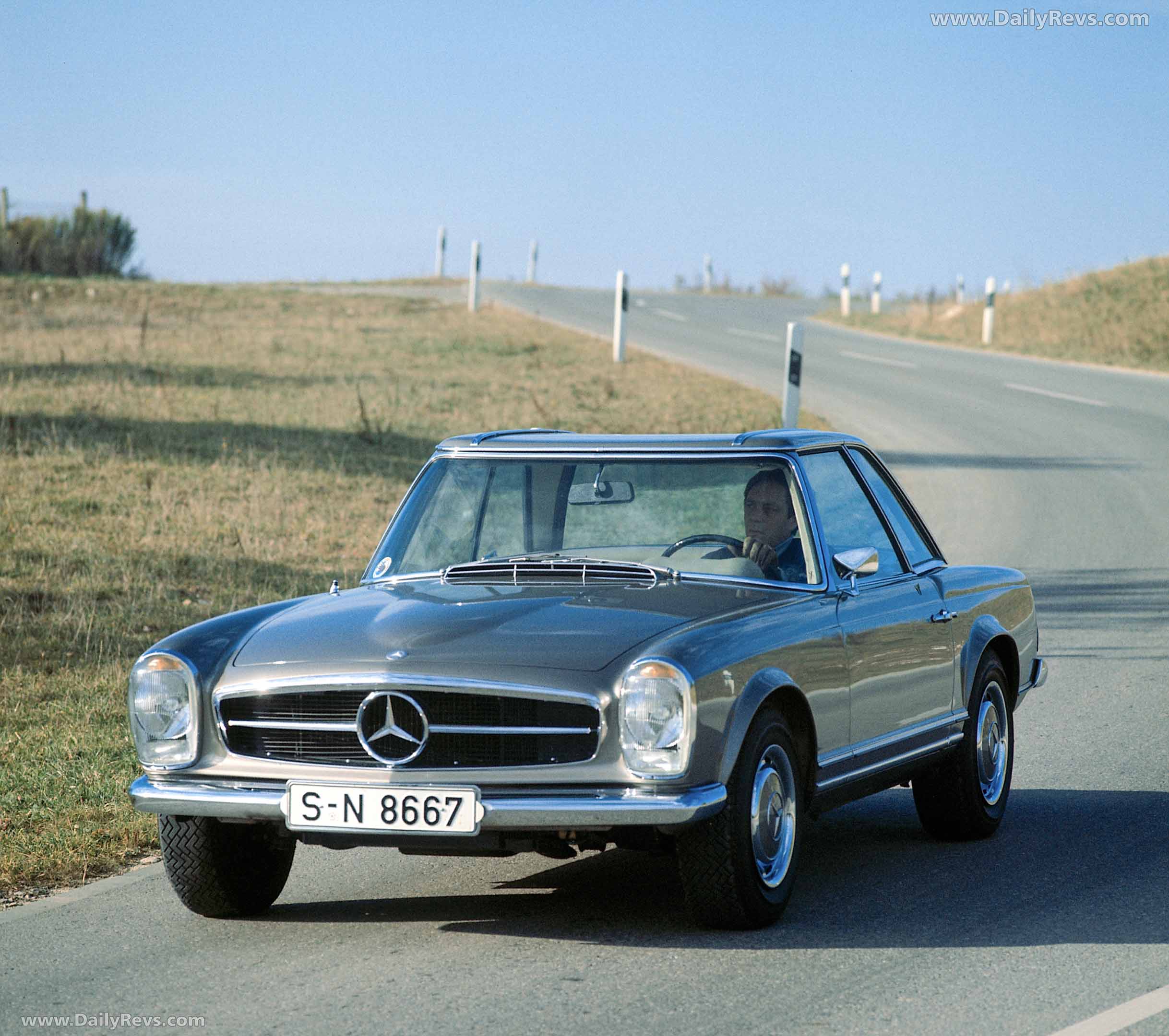 1968 Mercedes-Benz 280 SL Pagoda W113 Front View