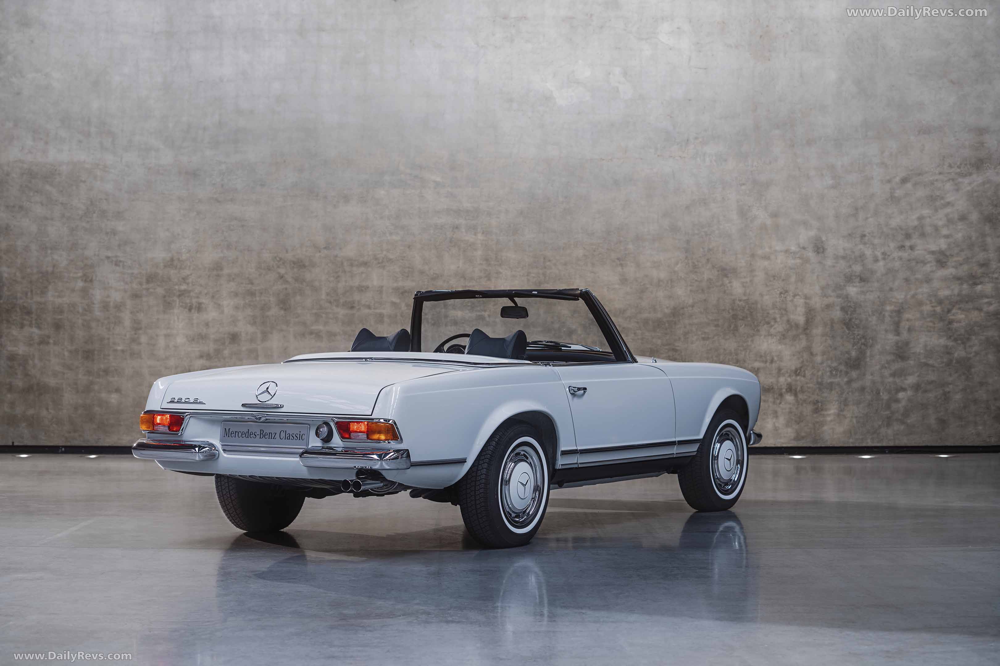 1968 Mercedes-Benz 280 SL Pagoda W113 Rear View