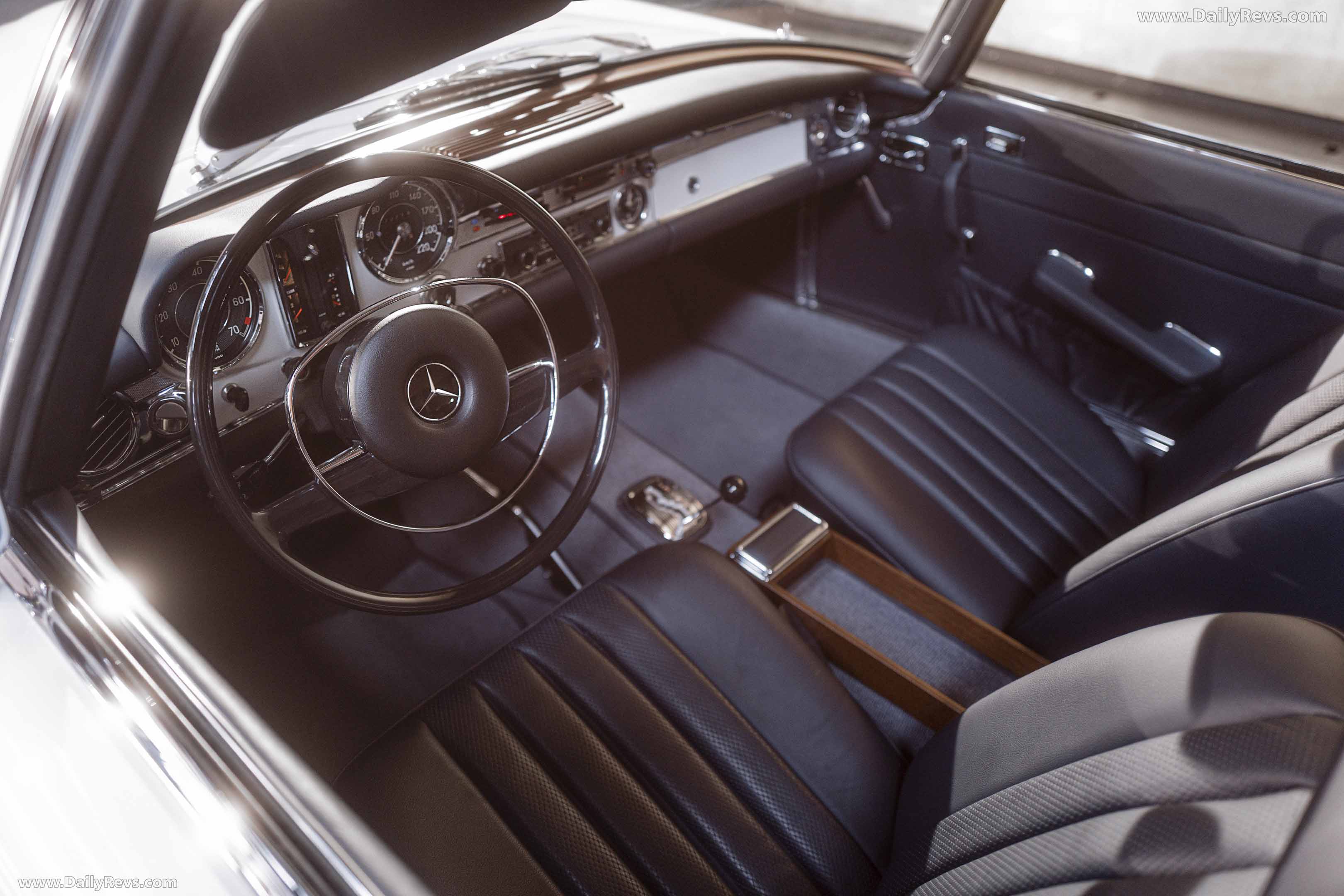 1968 Mercedes-Benz 280 SL Pagoda W113 Interior